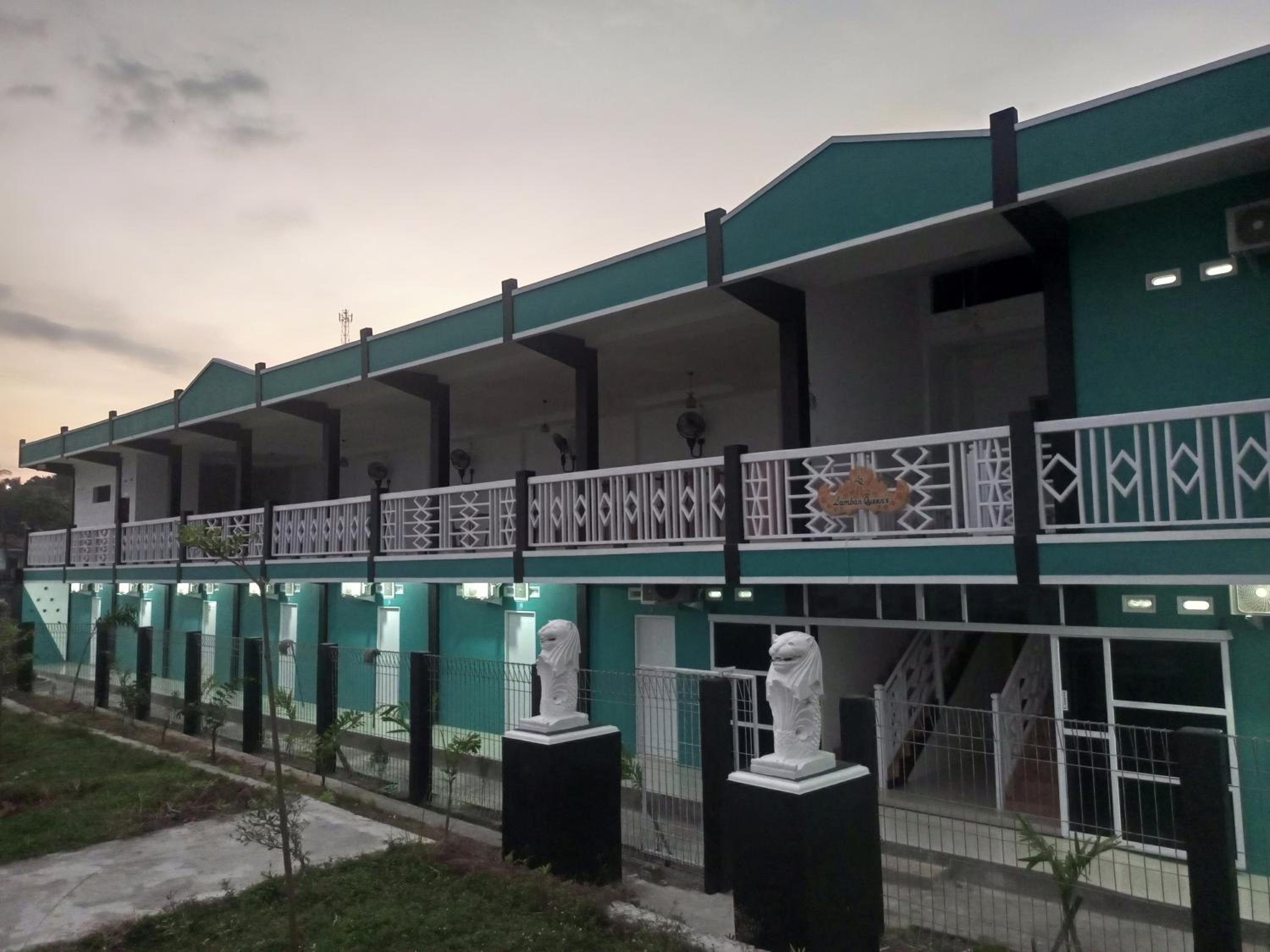 Hotel Penginapan Lamban Queens Kamar Double Bed Lantai Atas - Image 1