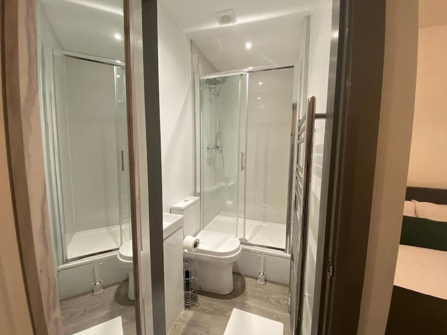 Private Ensuite Rooms with Kitchen - Ideal for Work & Travel view 4