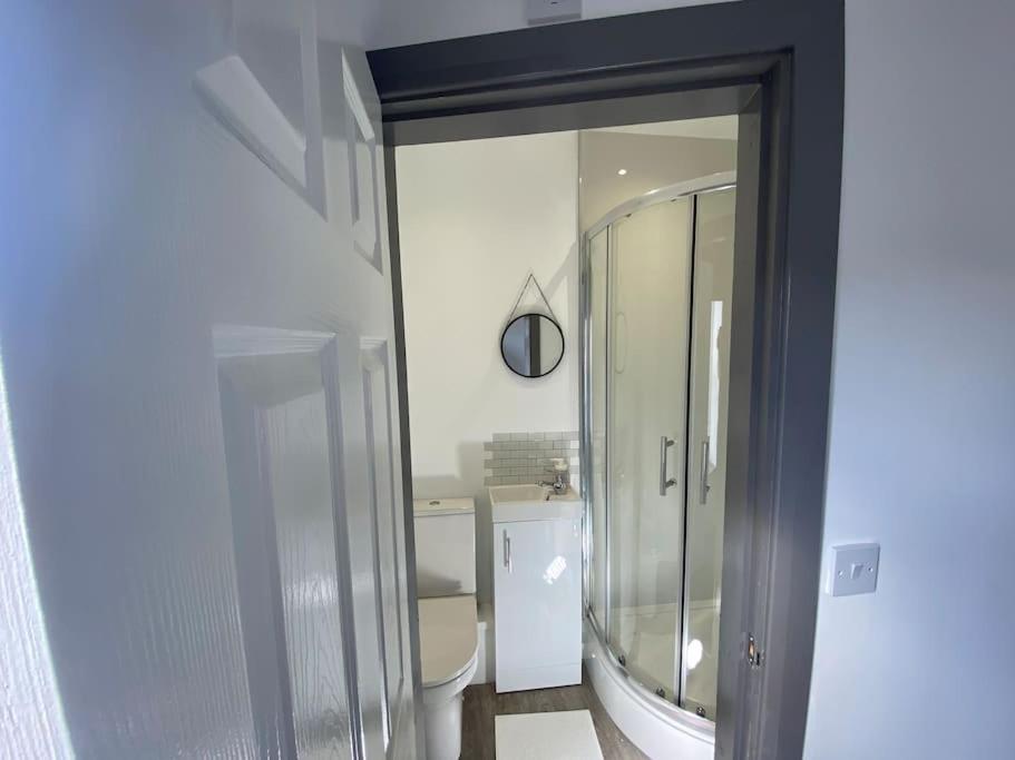Private Ensuite Rooms with Kitchen - Ideal for Work & Travel view 3