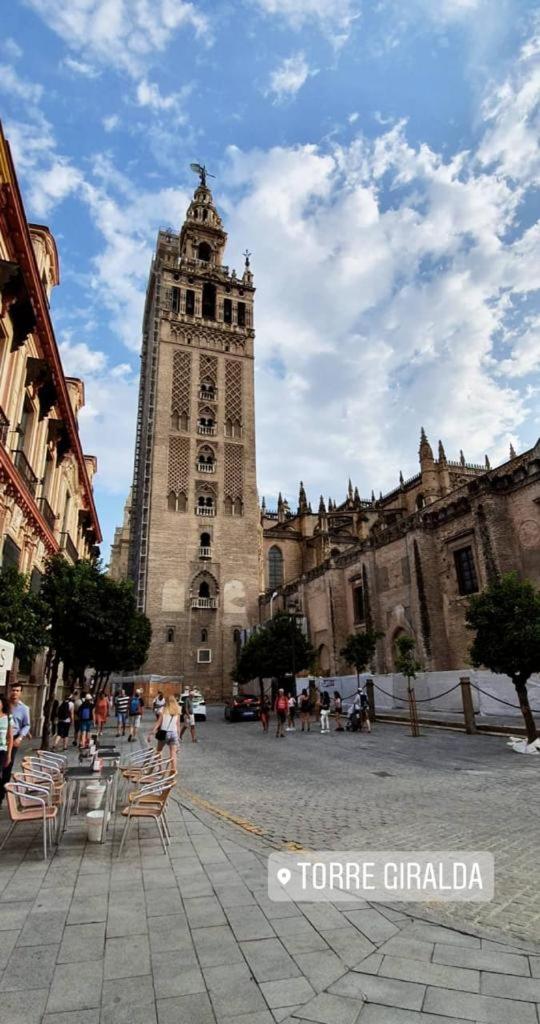 Budget and cute rooms with balcony Sevilla center