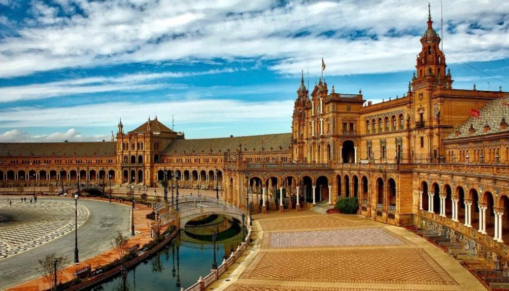 Budget and cute rooms with balcony Sevilla center