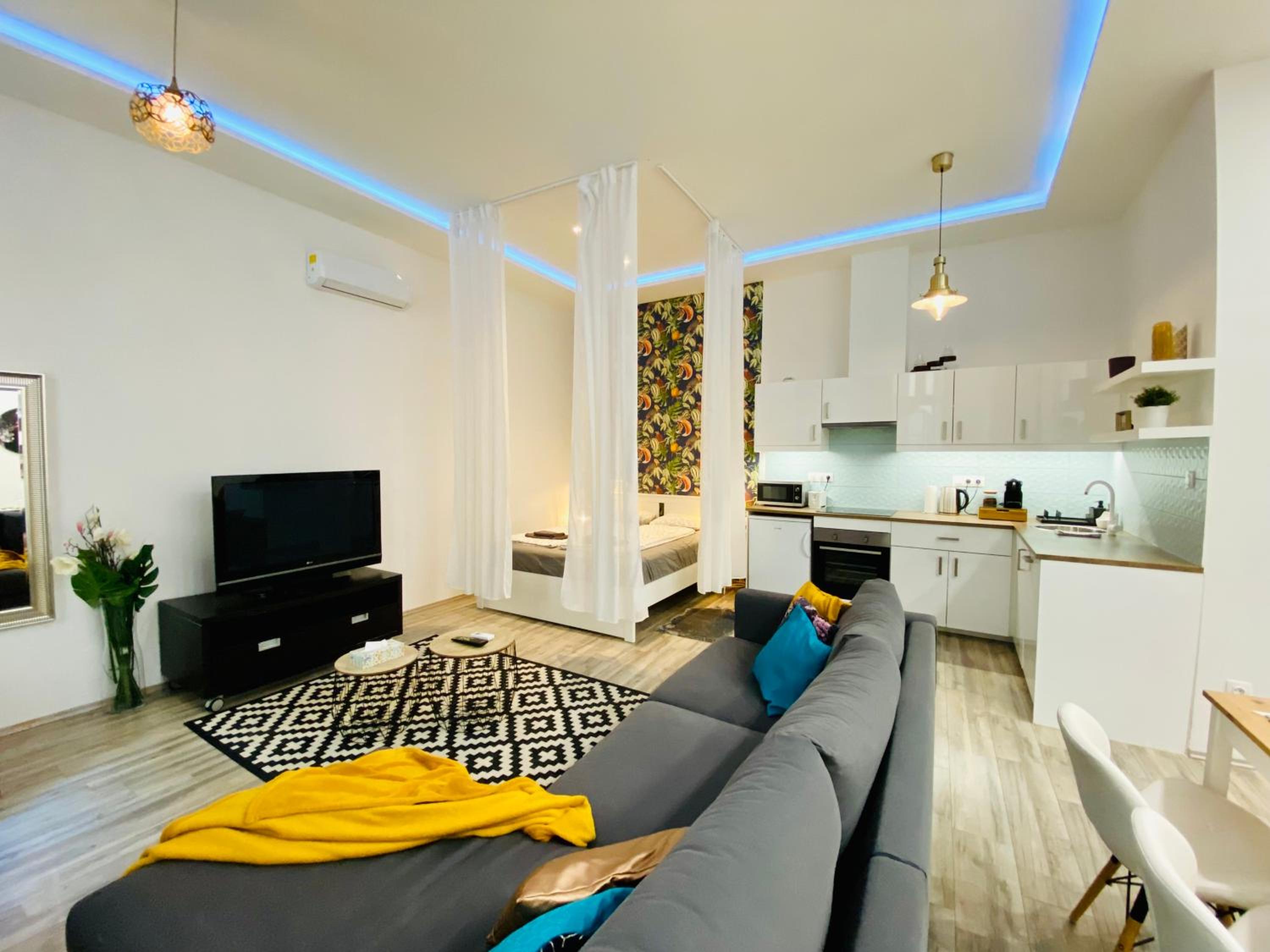 Chic City Center Studio with AC - Tropical House view 2
