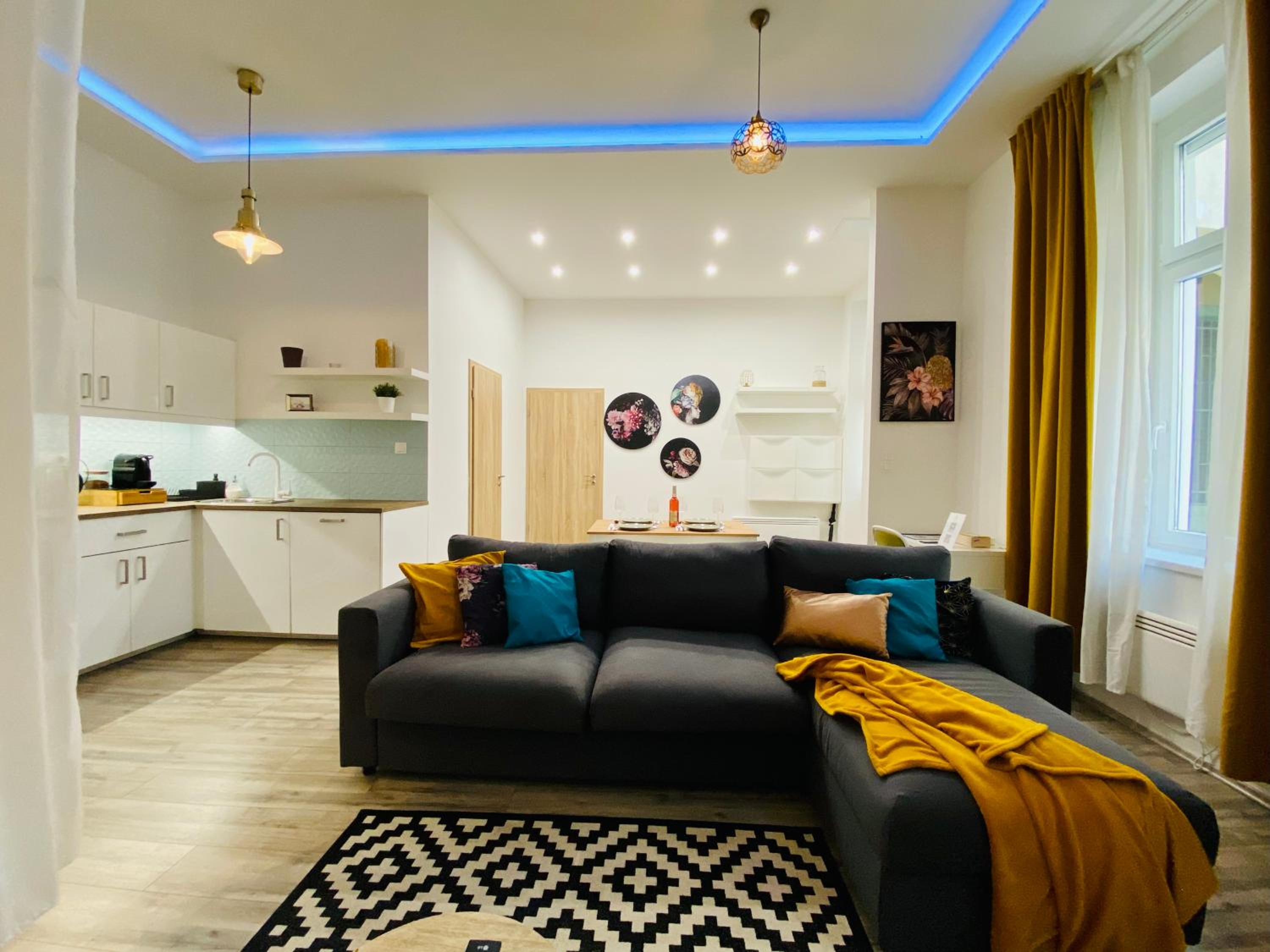 Chic City Center Studio with AC - Tropical House view 4