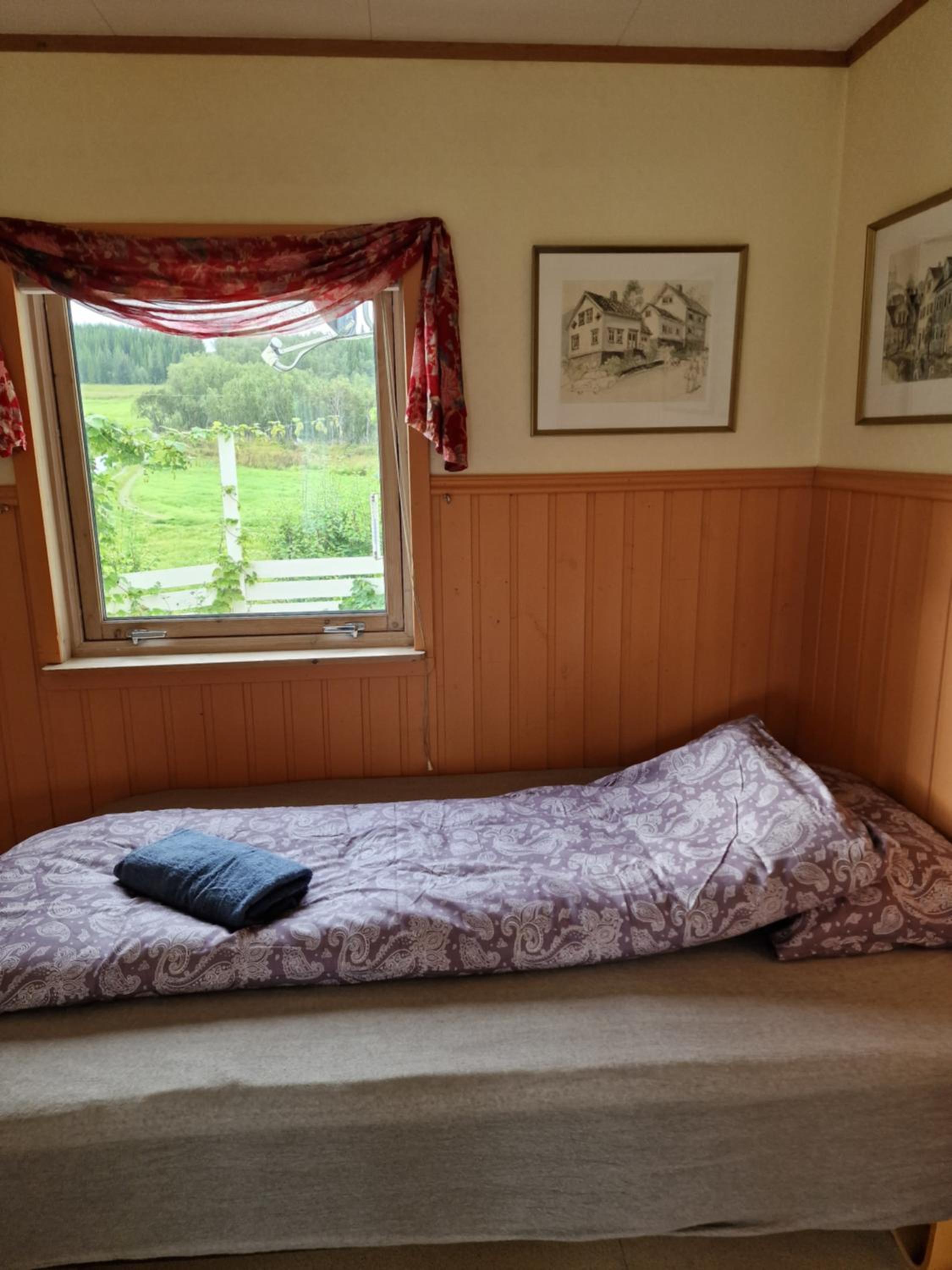 Warm and cozy cottage, Great location view 5