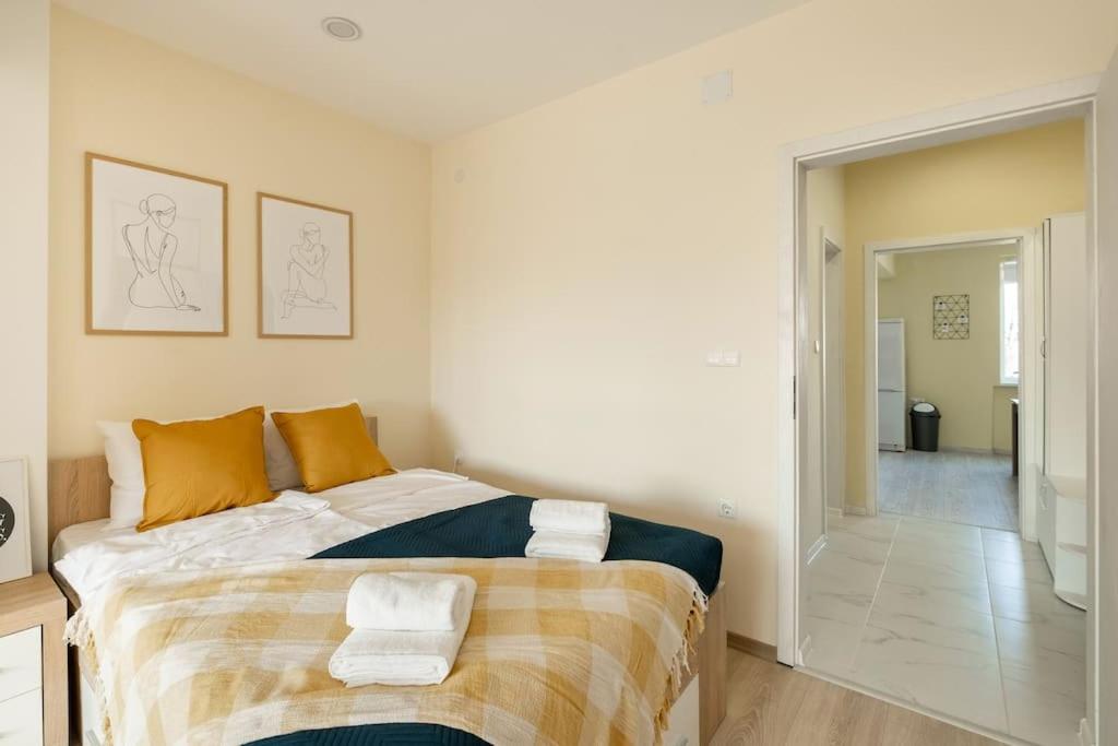 Central located 1BDR peaceful apt Fast Wi-fi