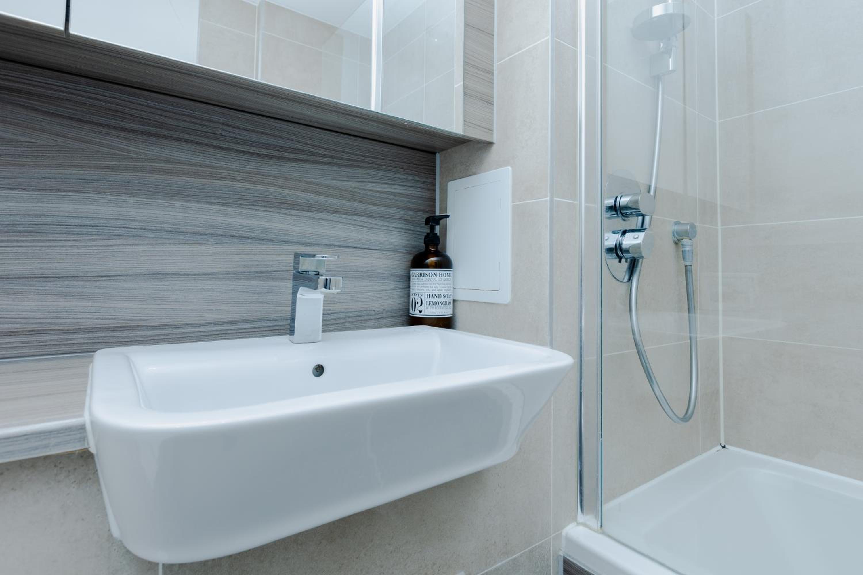 Modern 1 BR Flat wBalcony near Canary Wharf