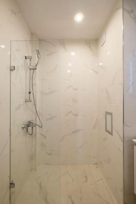 Central located 1BDR peaceful apt Fast Wi-fi