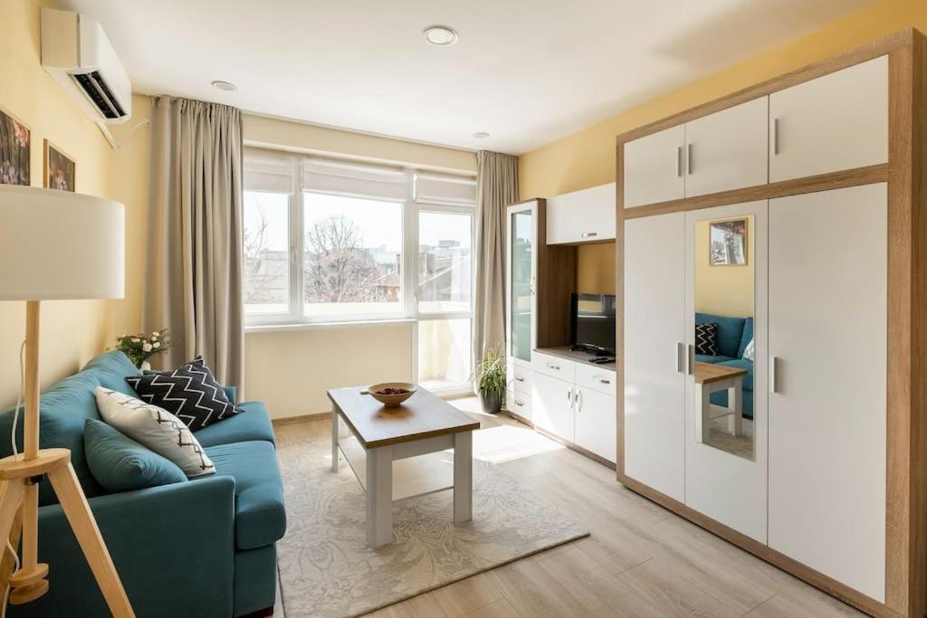 Central located 1BDR peaceful apt Fast Wi-fi
