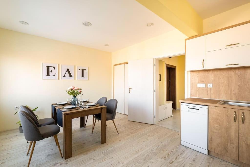Central located 1BDR peaceful apt Fast Wi-fi