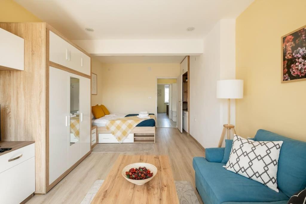 Central located 1BDR peaceful apt Fast Wi-fi