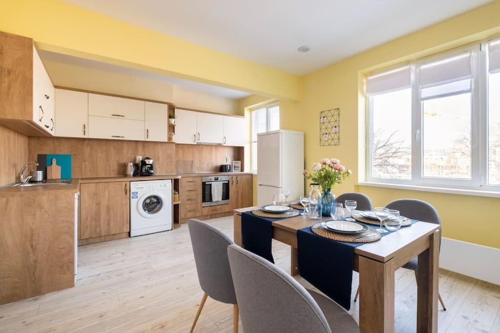 Central located 1BDR peaceful apt Fast Wi-fi