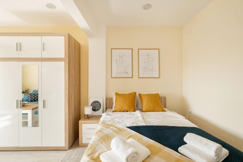 Central located 1BDR peaceful apt Fast Wi-fi