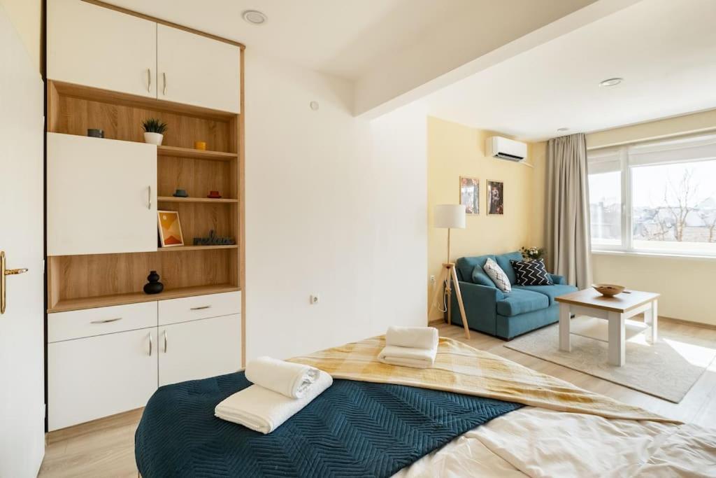 Central located 1BDR peaceful apt Fast Wi-fi
