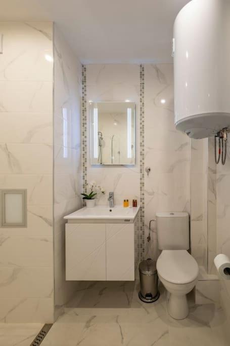 Central located 1BDR peaceful apt Fast Wi-fi