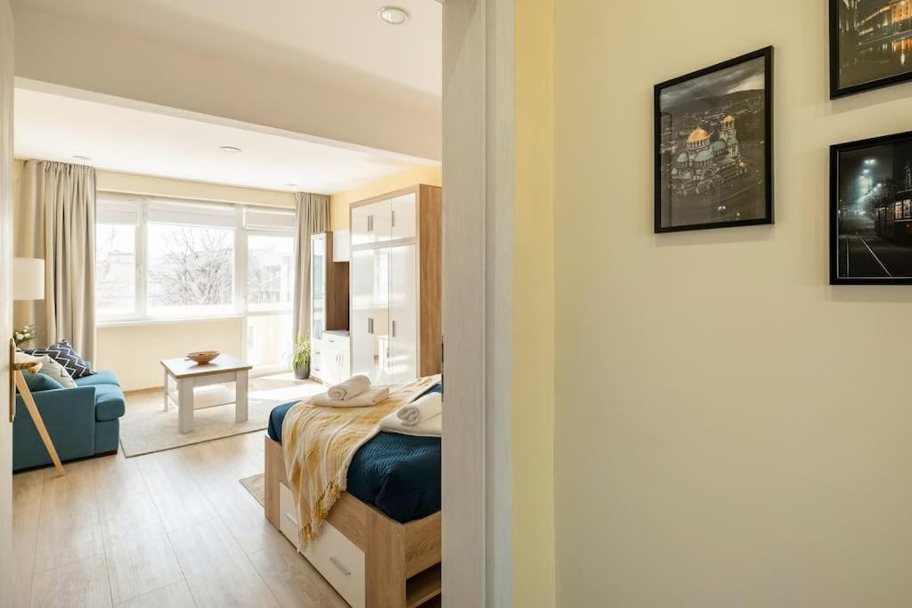 Central located 1BDR peaceful apt Fast Wi-fi