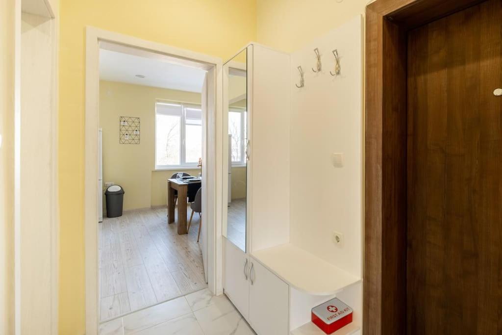Central located 1BDR peaceful apt Fast Wi-fi