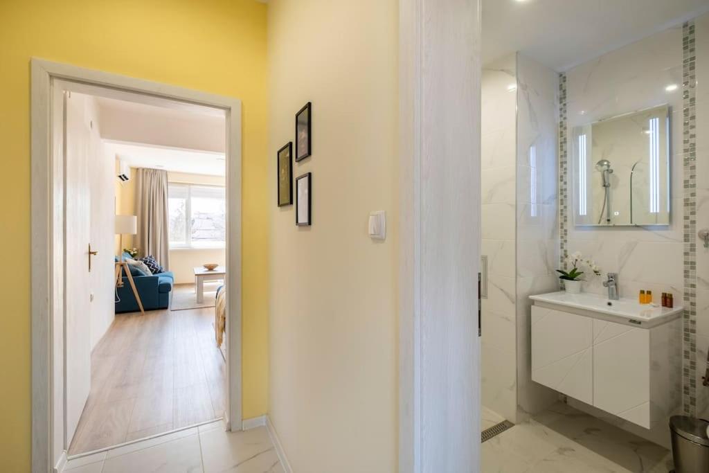 Central located 1BDR peaceful apt Fast Wi-fi