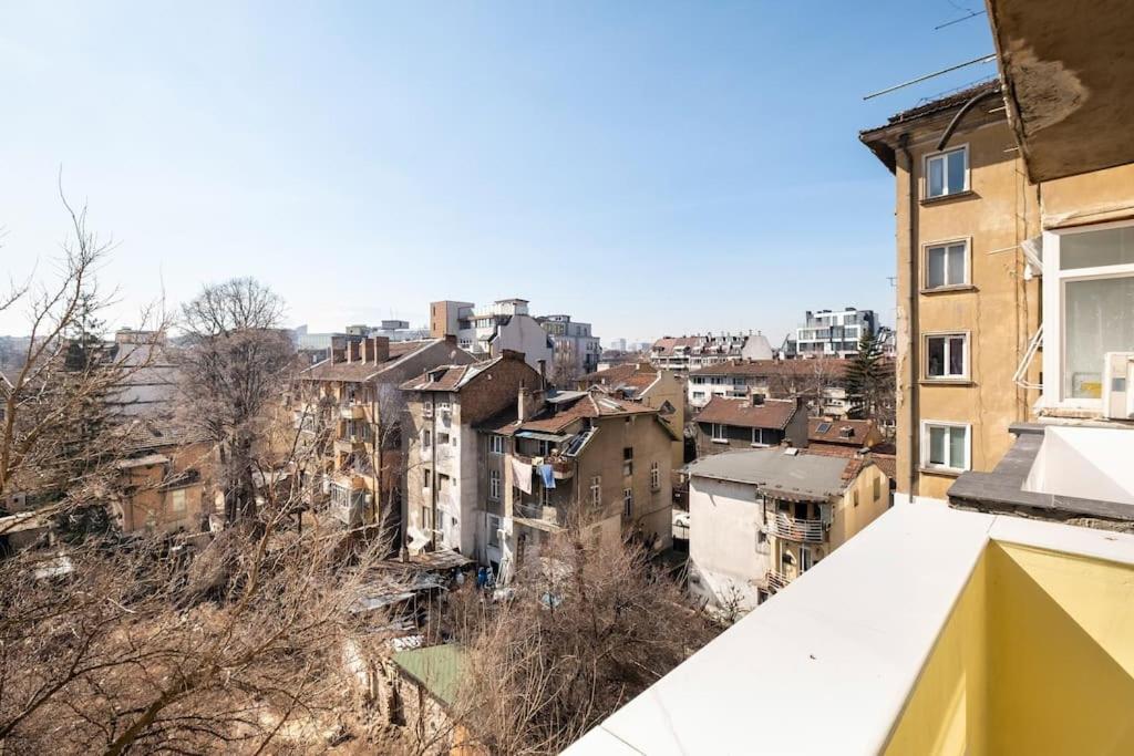 Central located 1BDR peaceful apt Fast Wi-fi