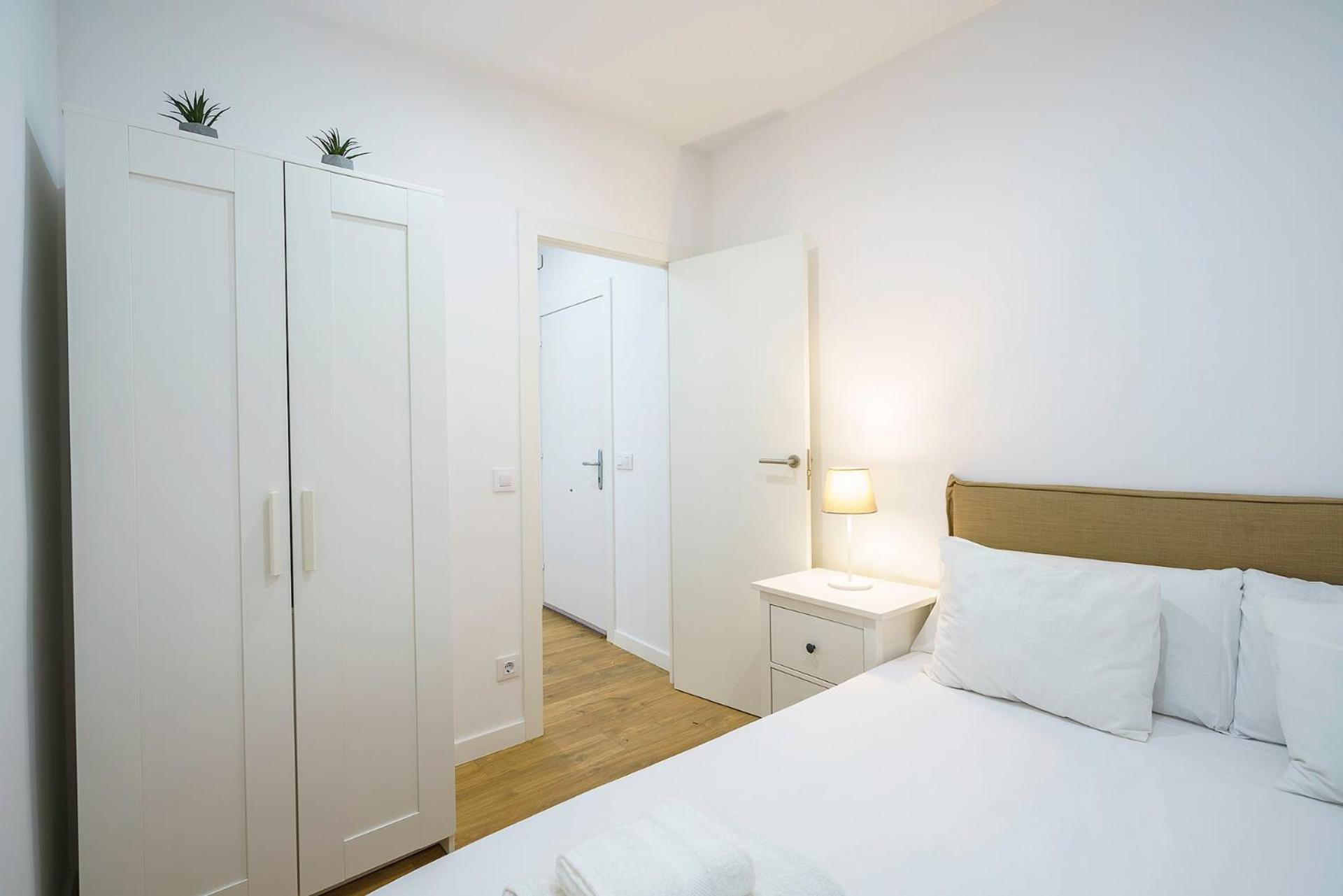 The White Flats Les Corts
