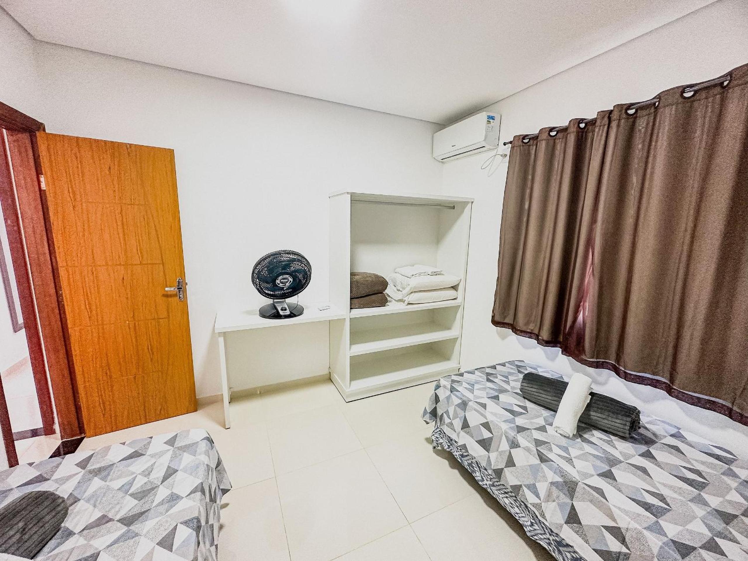 Apê pavimento superior com 3 quartos com ar condicionado, varanda e suite com vista para a piscina e internet privativa, a poucos metros da Praia de Tapera