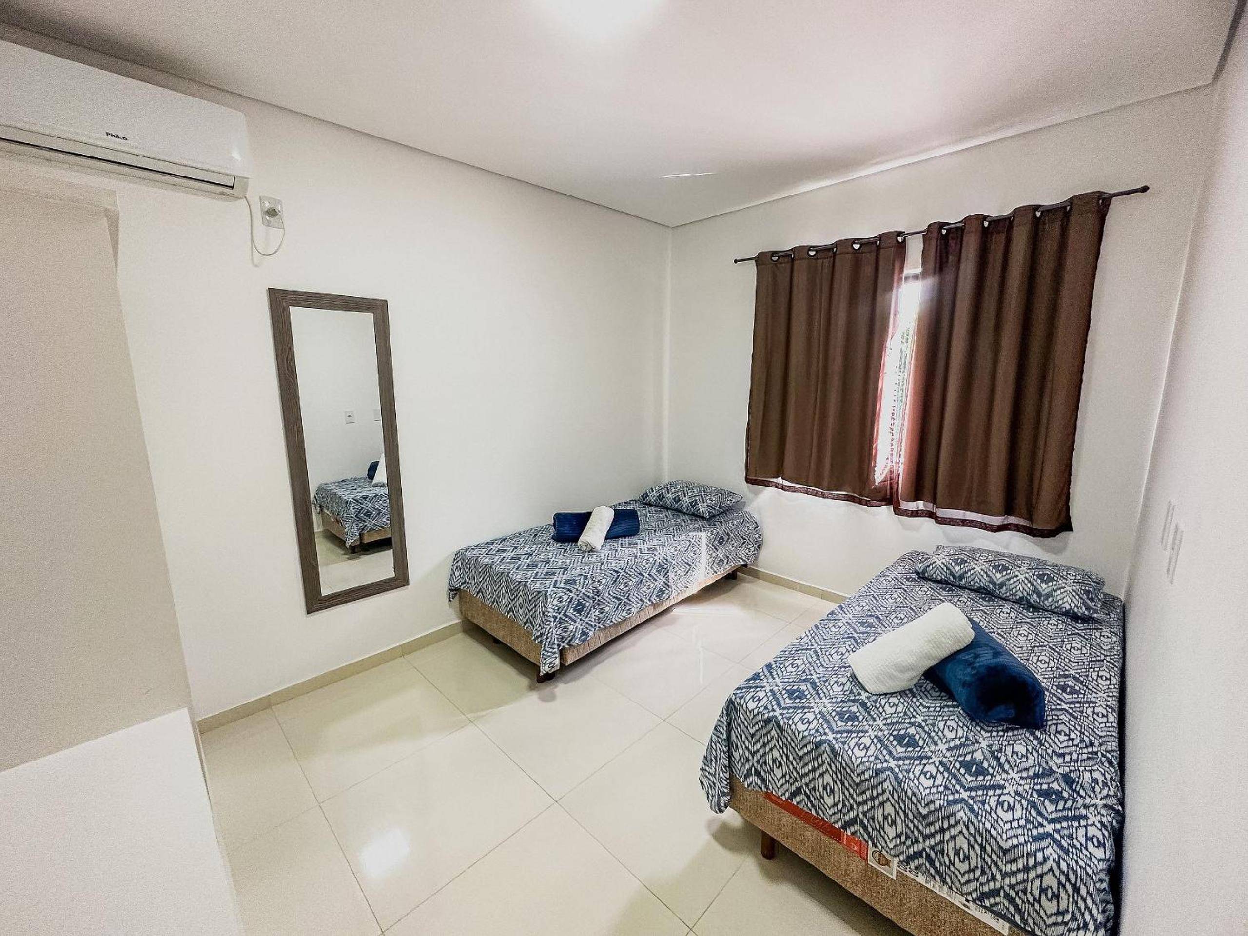 Apê pavimento superior com 3 quartos com ar condicionado, varanda e suite com vista para a piscina e internet privativa, a poucos metros da Praia de Tapera