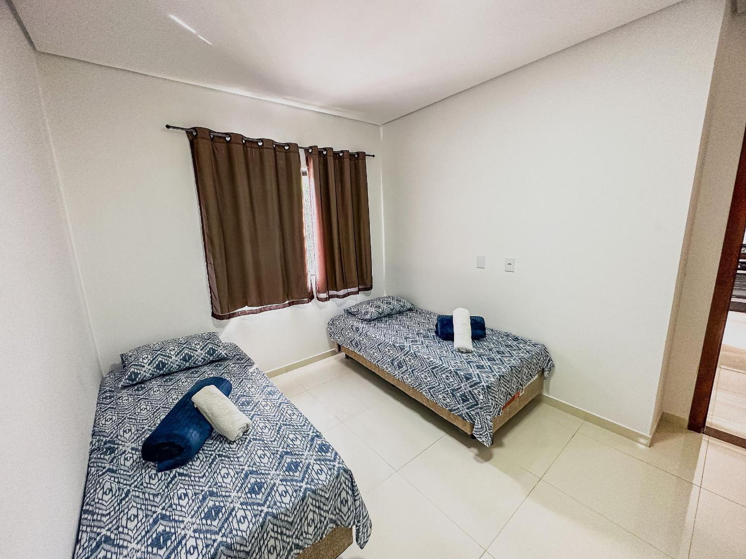 Apê pavimento superior com 3 quartos com ar condicionado, varanda e suite com vista para a piscina e internet privativa, a poucos metros da Praia de Tapera