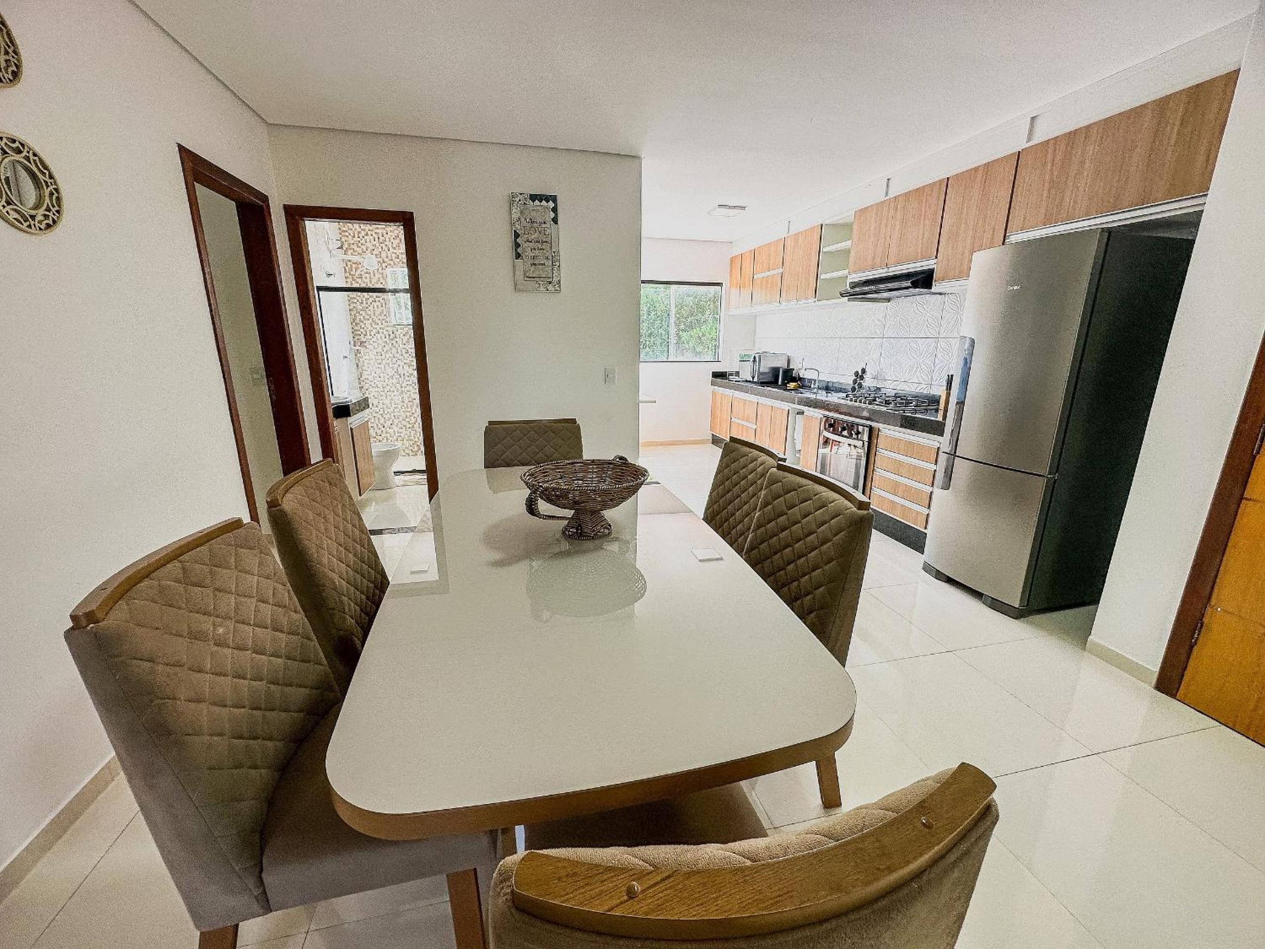 Apê pavimento superior com 3 quartos com ar condicionado, varanda e suite com vista para a piscina e internet privativa, a poucos metros da Praia de Tapera