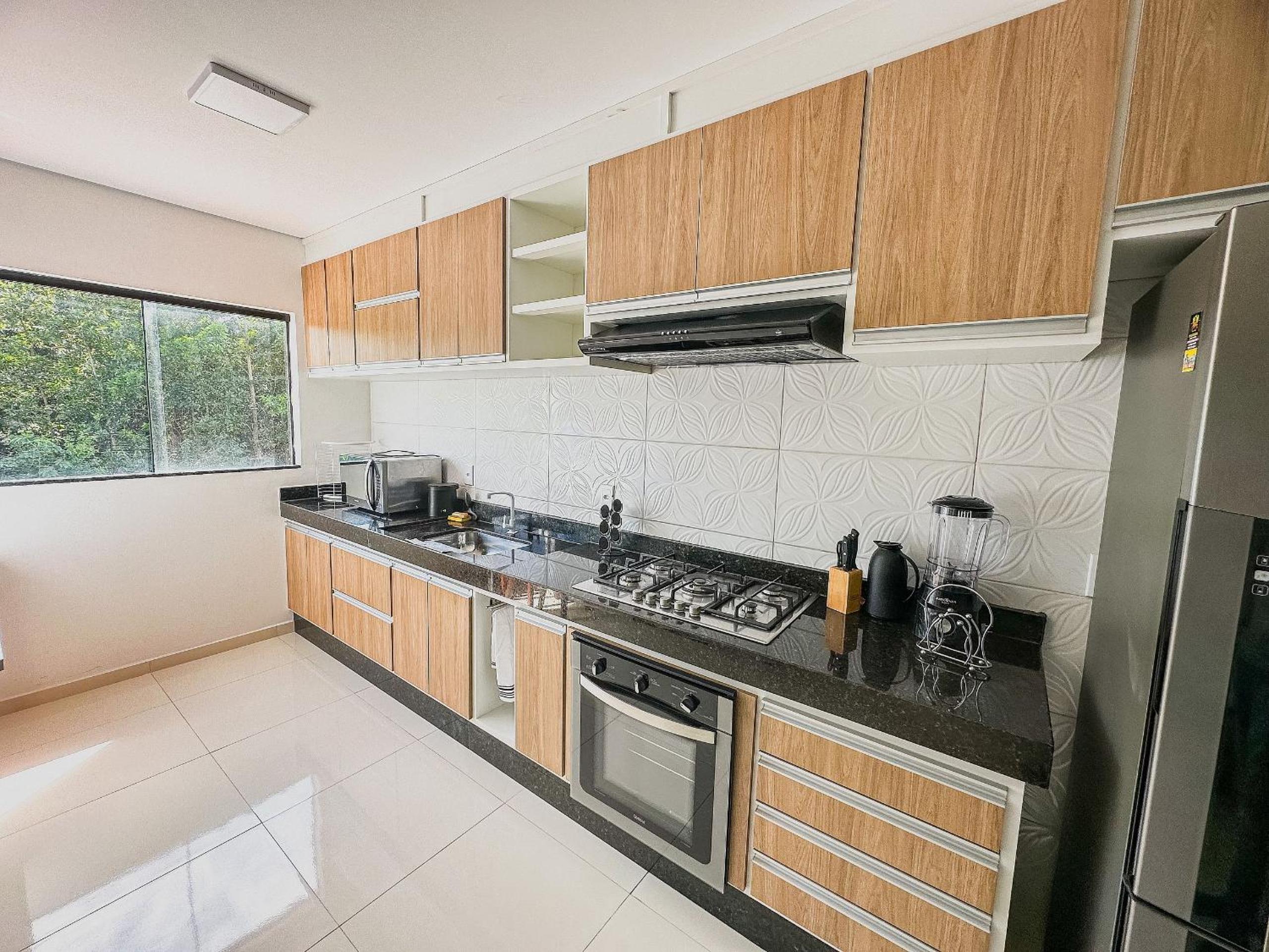 Apê pavimento superior com 3 quartos com ar condicionado, varanda e suite com vista para a piscina e internet privativa, a poucos metros da Praia de Tapera