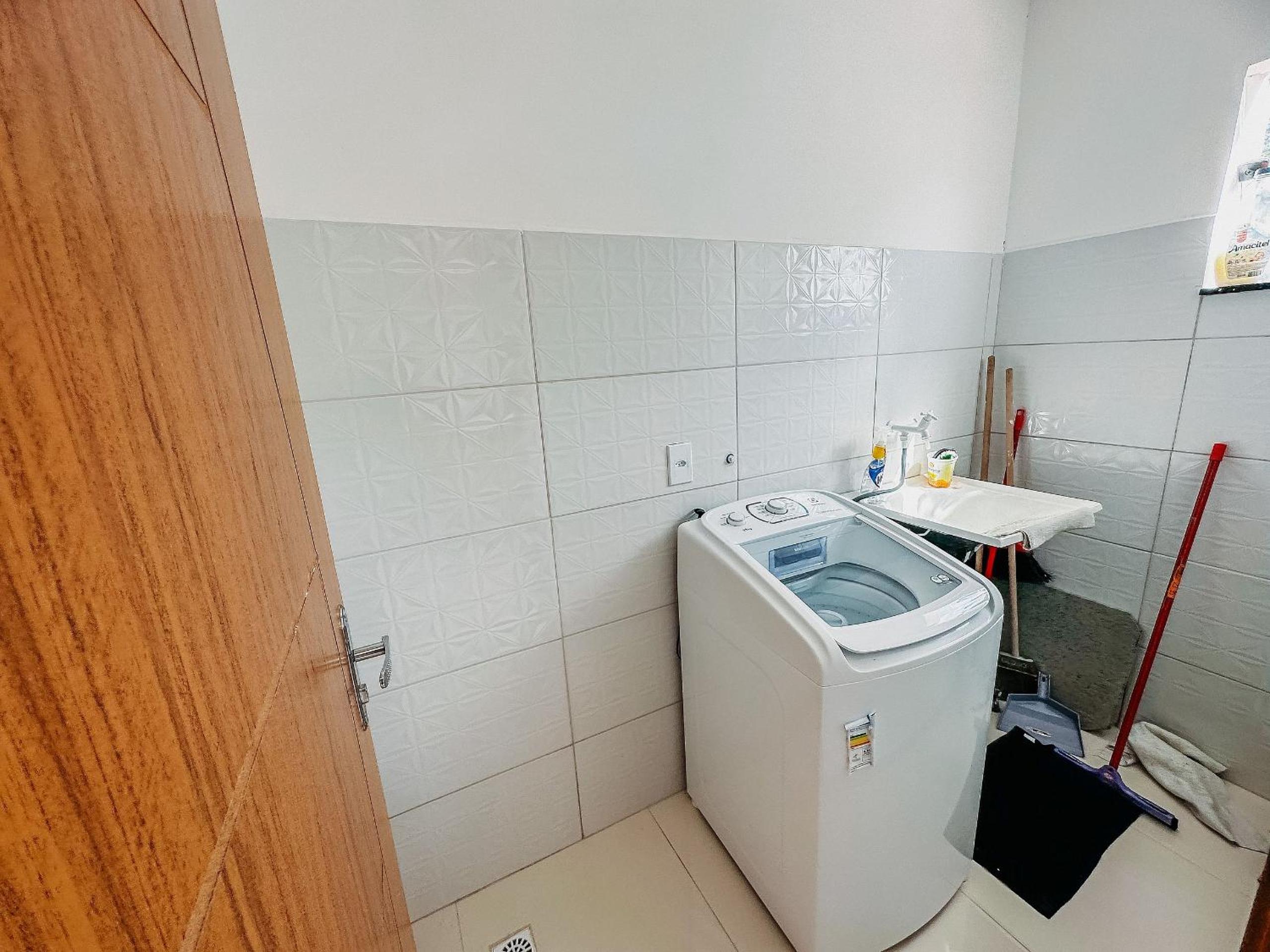 Apê pavimento superior com 3 quartos com ar condicionado, varanda e suite com vista para a piscina e internet privativa, a poucos metros da Praia de Tapera