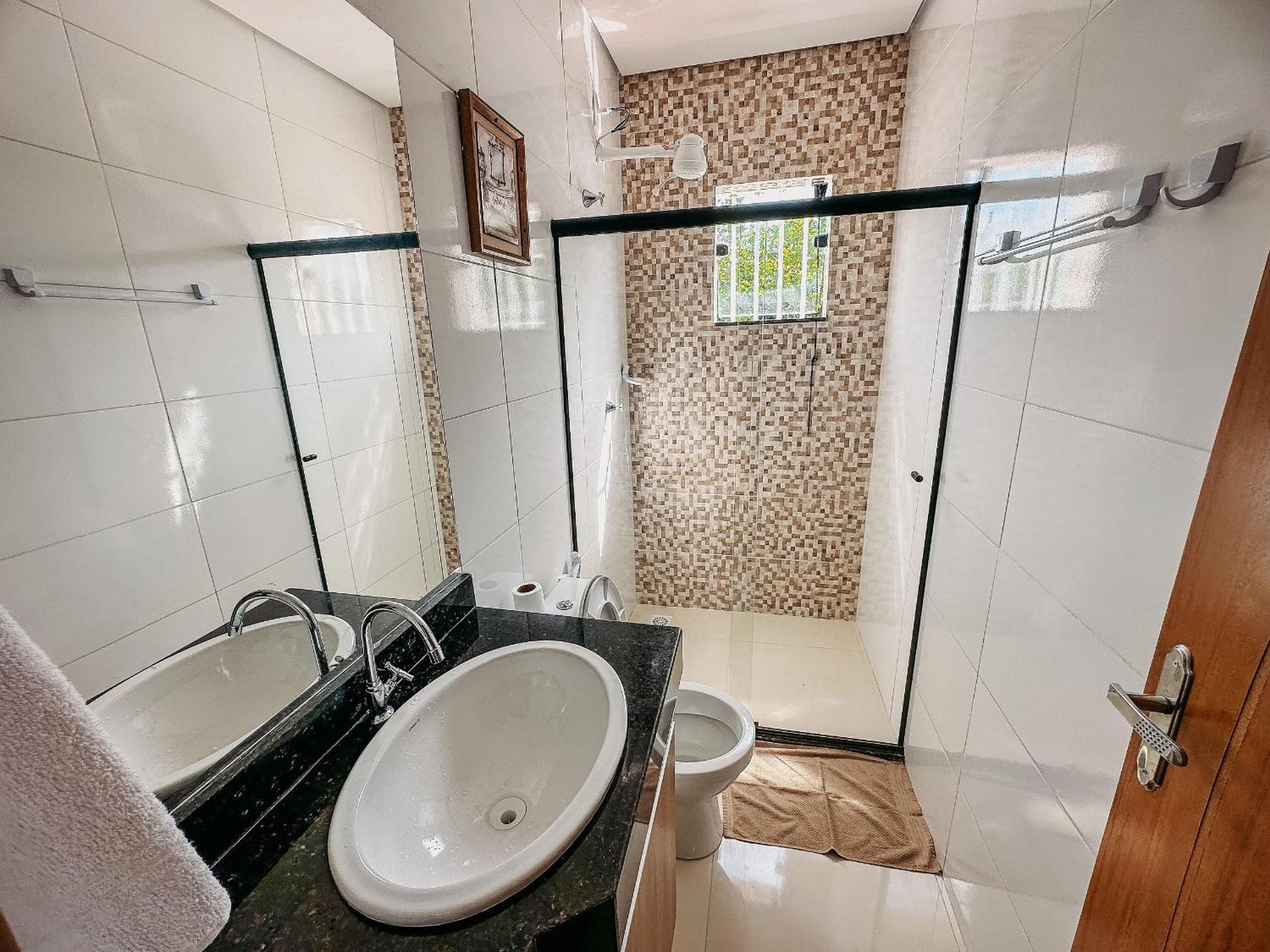 Apê pavimento superior com 3 quartos com ar condicionado, varanda e suite com vista para a piscina e internet privativa, a poucos metros da Praia de Tapera
