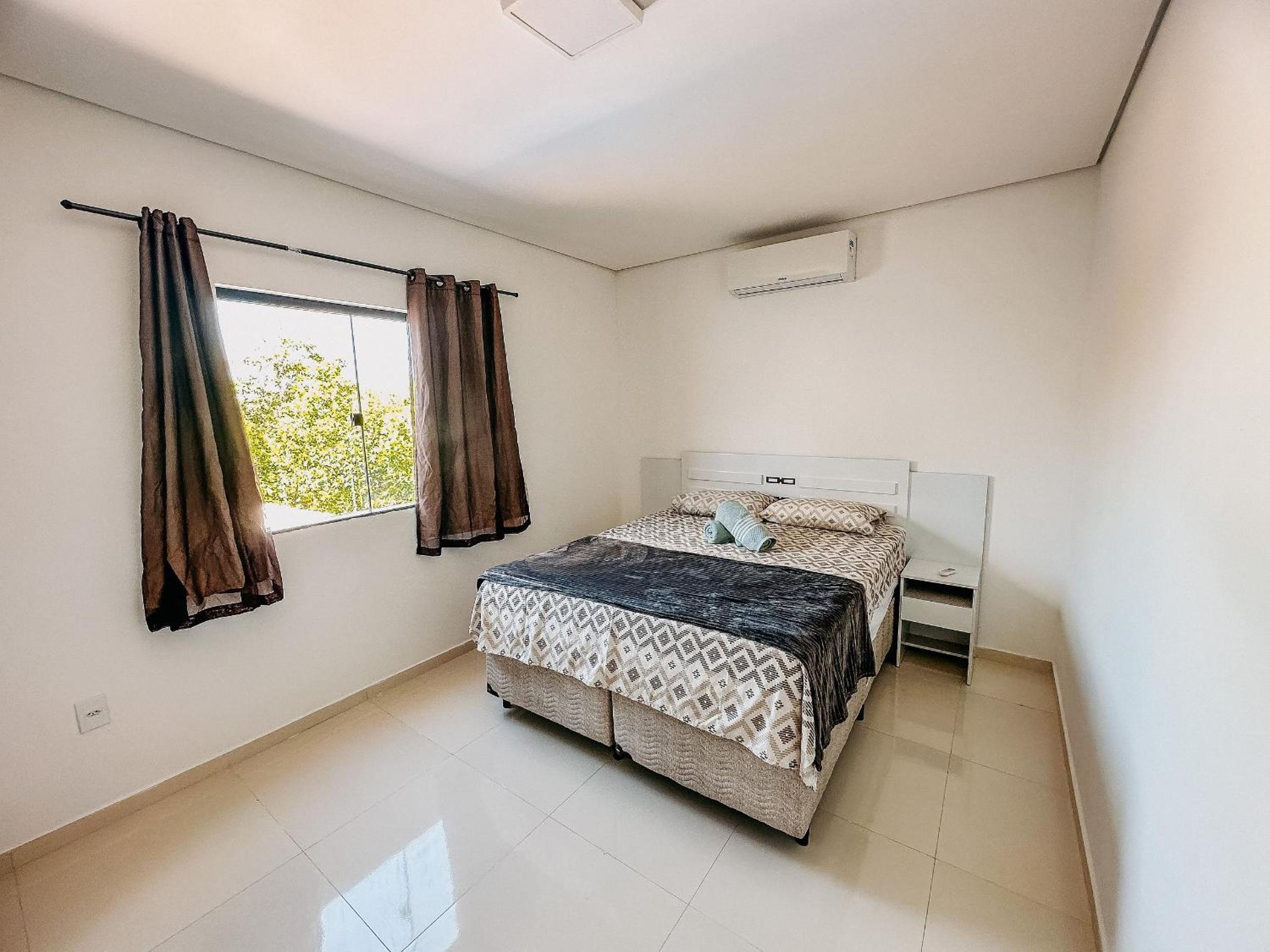 Apê pavimento superior com 3 quartos com ar condicionado, varanda e suite com vista para a piscina e internet privativa, a poucos metros da Praia de Tapera