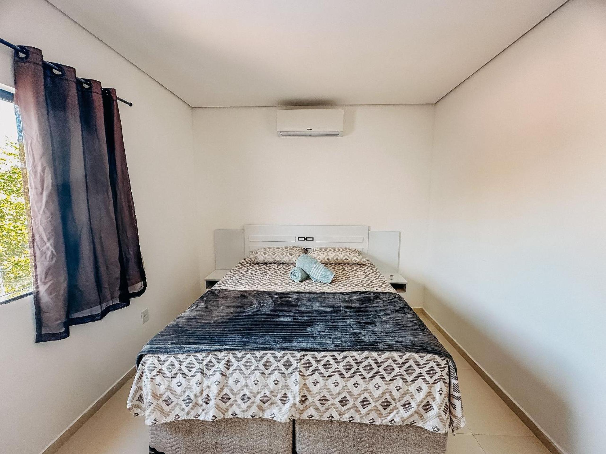 Apê pavimento superior com 3 quartos com ar condicionado, varanda e suite com vista para a piscina e internet privativa, a poucos metros da Praia de Tapera
