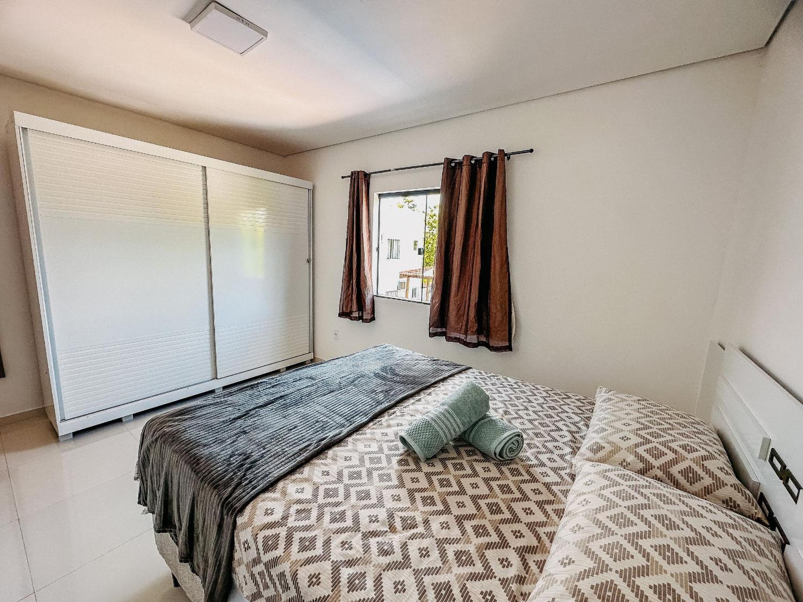 Apê pavimento superior com 3 quartos com ar condicionado, varanda e suite com vista para a piscina e internet privativa, a poucos metros da Praia de Tapera