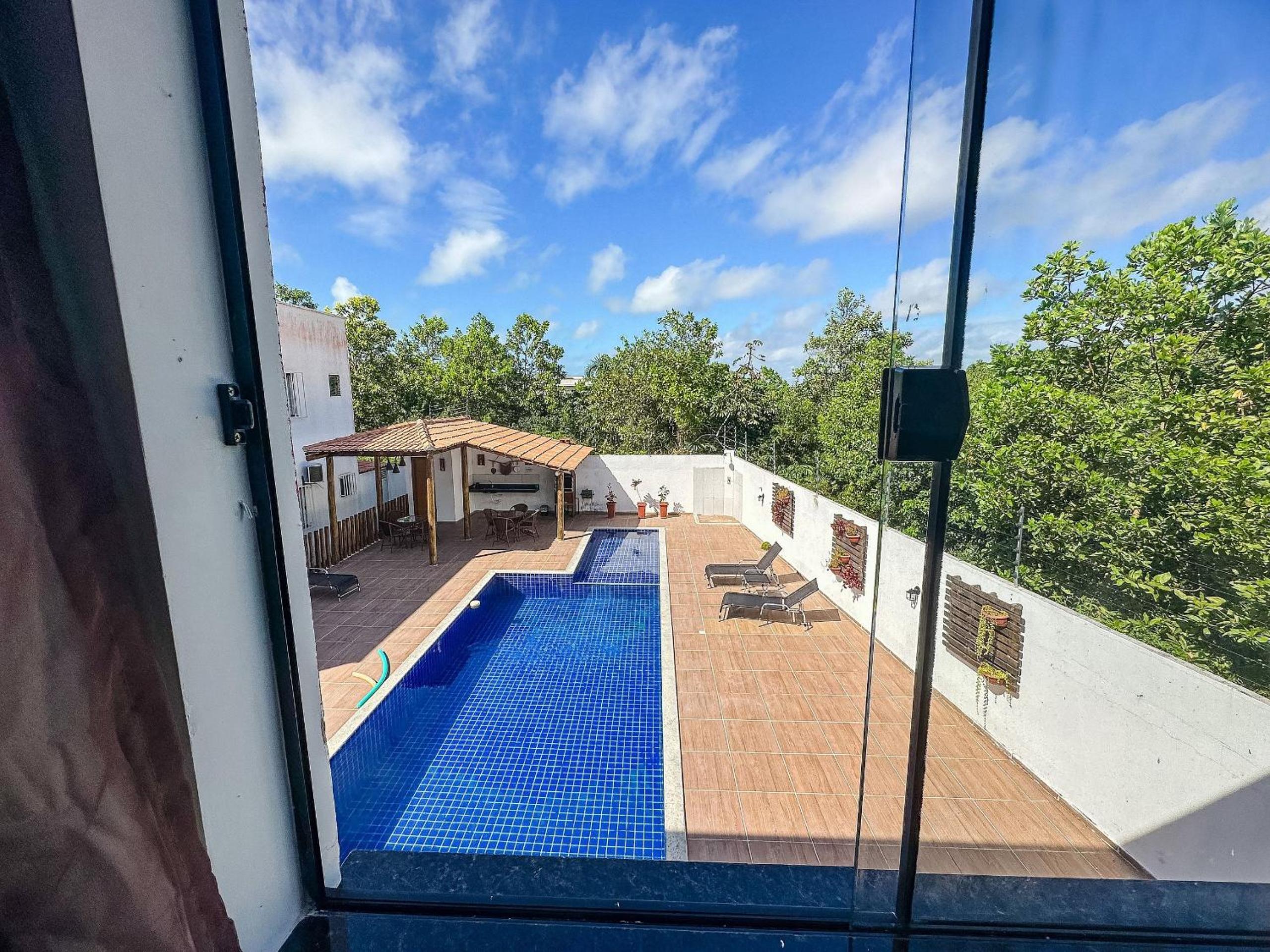 Apê pavimento superior com 3 quartos com ar condicionado, varanda e suite com vista para a piscina e internet privativa, a poucos metros da Praia de Tapera