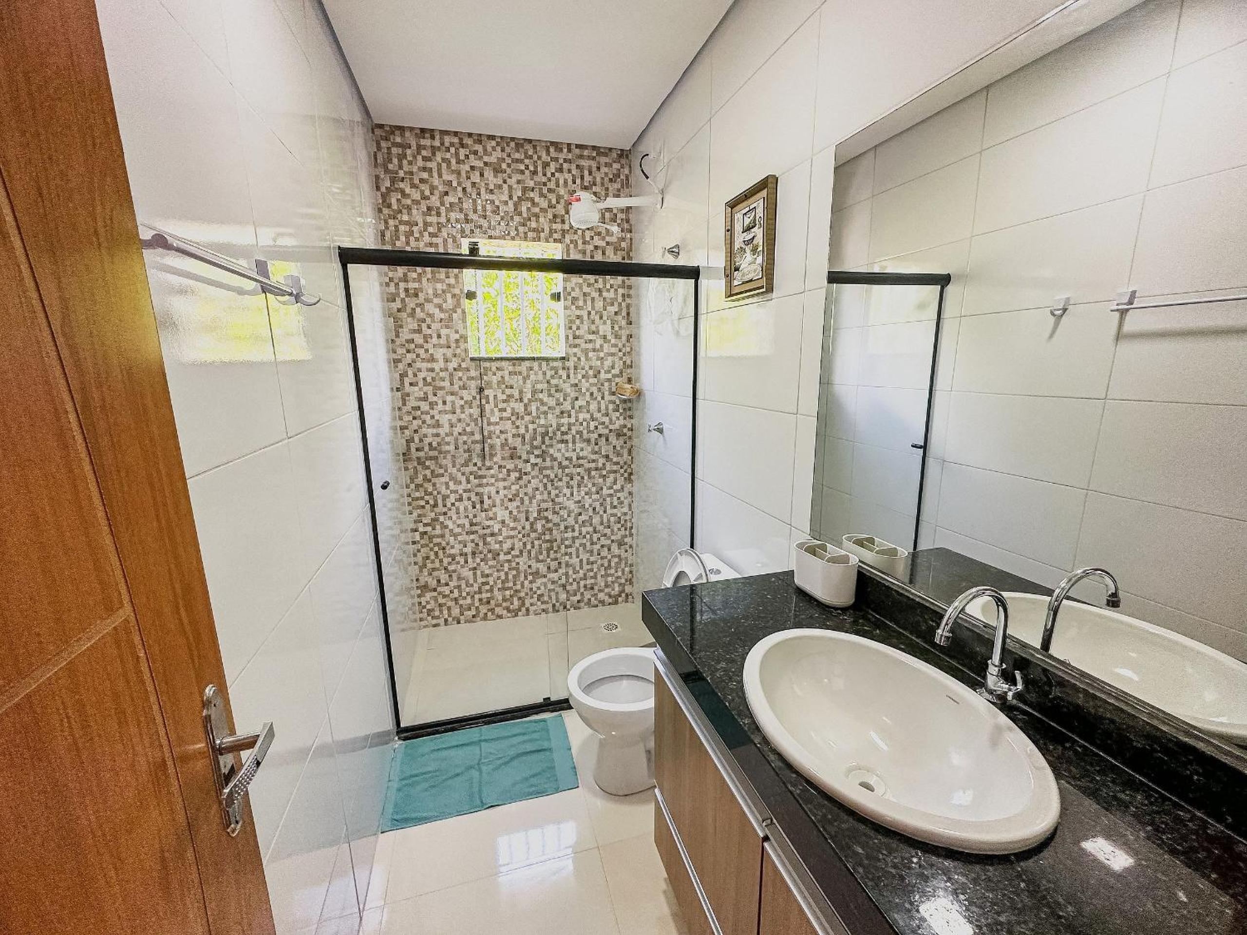 Apê pavimento superior com 3 quartos com ar condicionado, varanda e suite com vista para a piscina e internet privativa, a poucos metros da Praia de Tapera