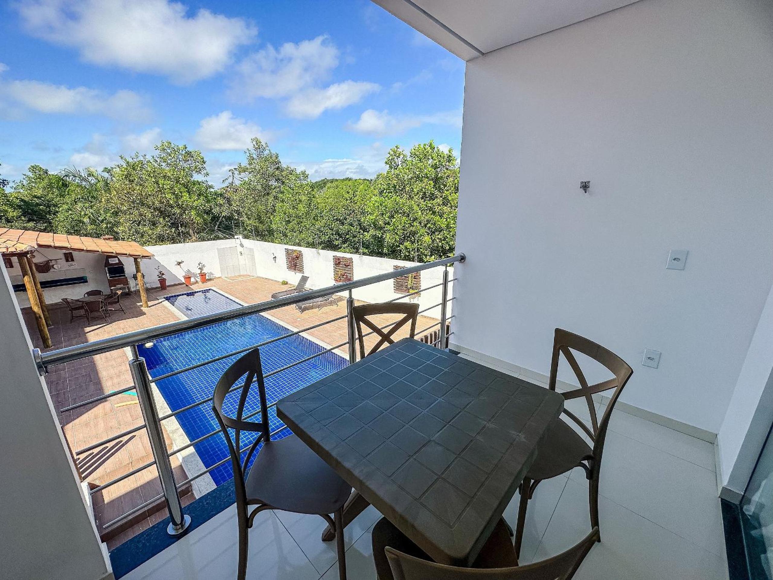 Apê pavimento superior com 3 quartos com ar condicionado, varanda e suite com vista para a piscina e internet privativa, a poucos metros da Praia de Tapera