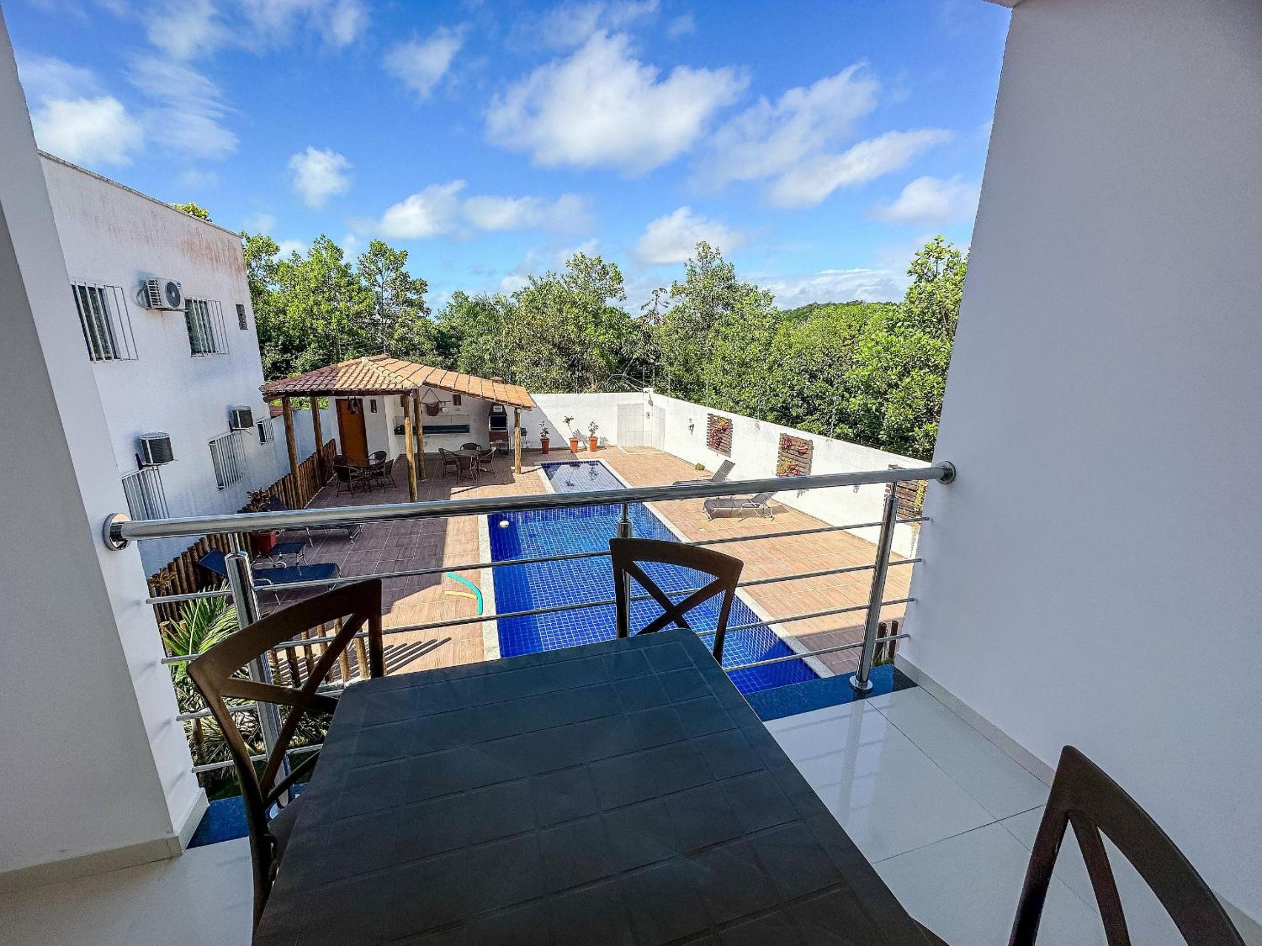 Apê pavimento superior com 3 quartos com ar condicionado, varanda e suite com vista para a piscina e internet privativa, a poucos metros da Praia de Tapera