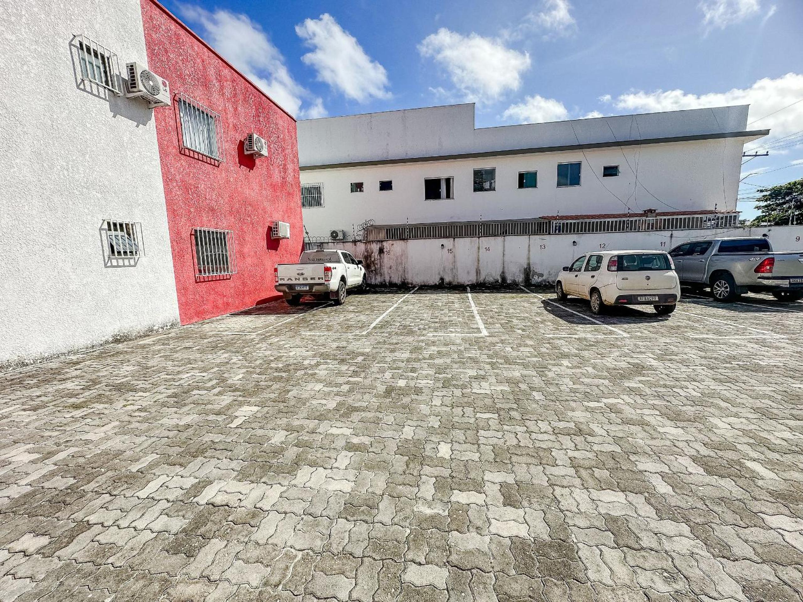 Apê pavimento superior com 3 quartos com ar condicionado, varanda e suite com vista para a piscina e internet privativa, a poucos metros da Praia de Tapera