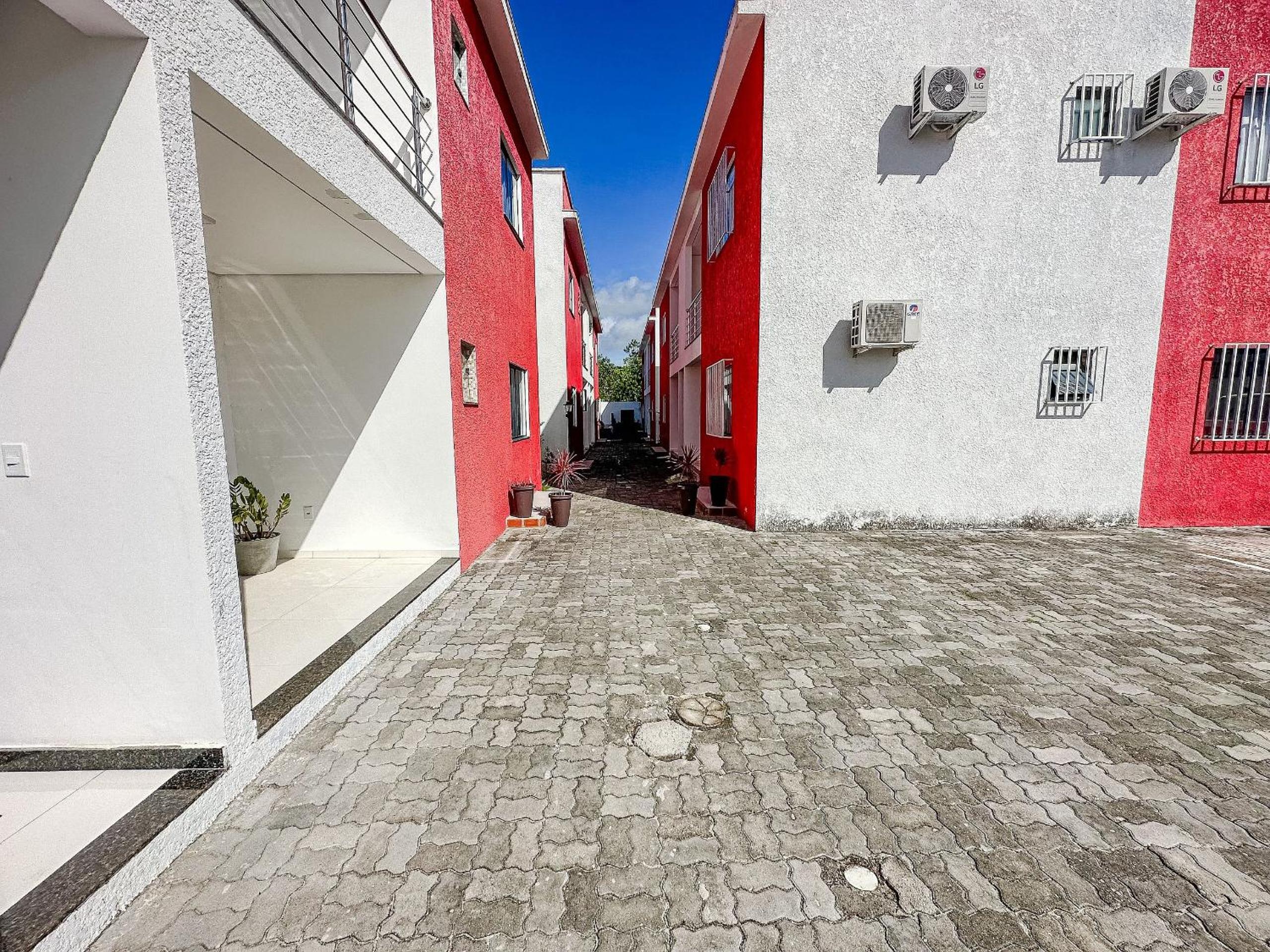 Apê pavimento superior com 3 quartos com ar condicionado, varanda e suite com vista para a piscina e internet privativa, a poucos metros da Praia de Tapera