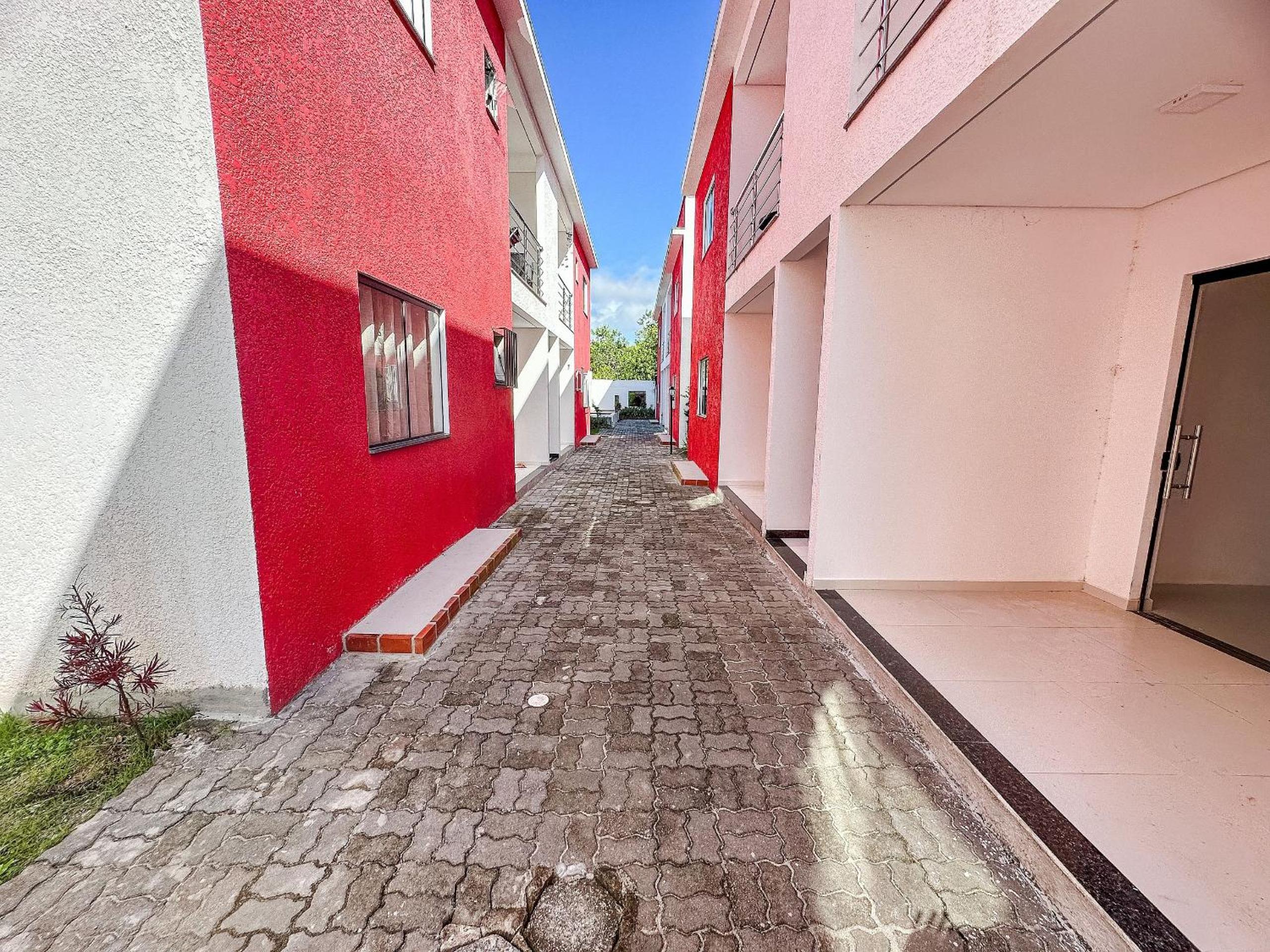 Apê pavimento superior com 3 quartos com ar condicionado, varanda e suite com vista para a piscina e internet privativa, a poucos metros da Praia de Tapera