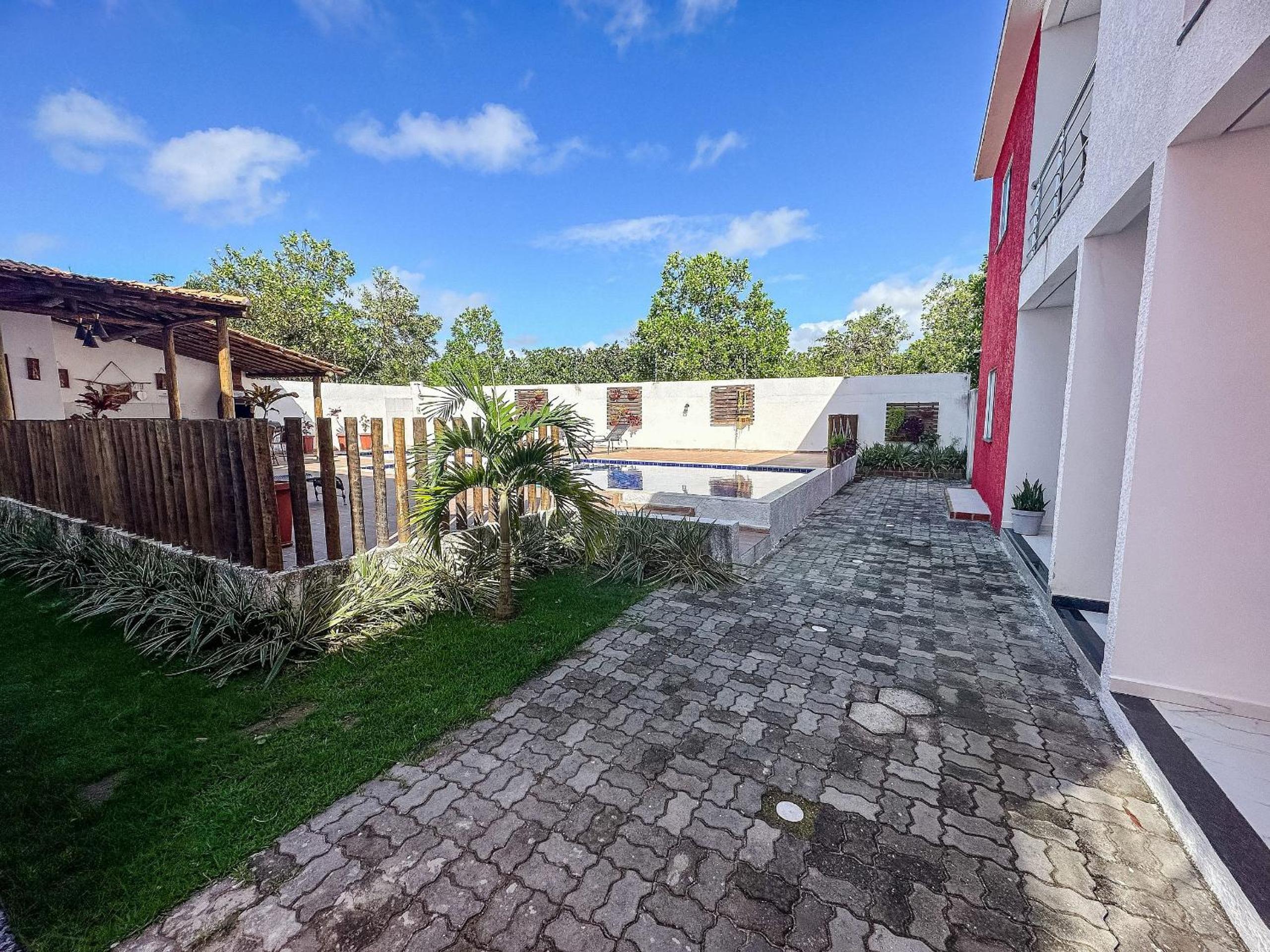 Apê pavimento superior com 3 quartos com ar condicionado, varanda e suite com vista para a piscina e internet privativa, a poucos metros da Praia de Tapera