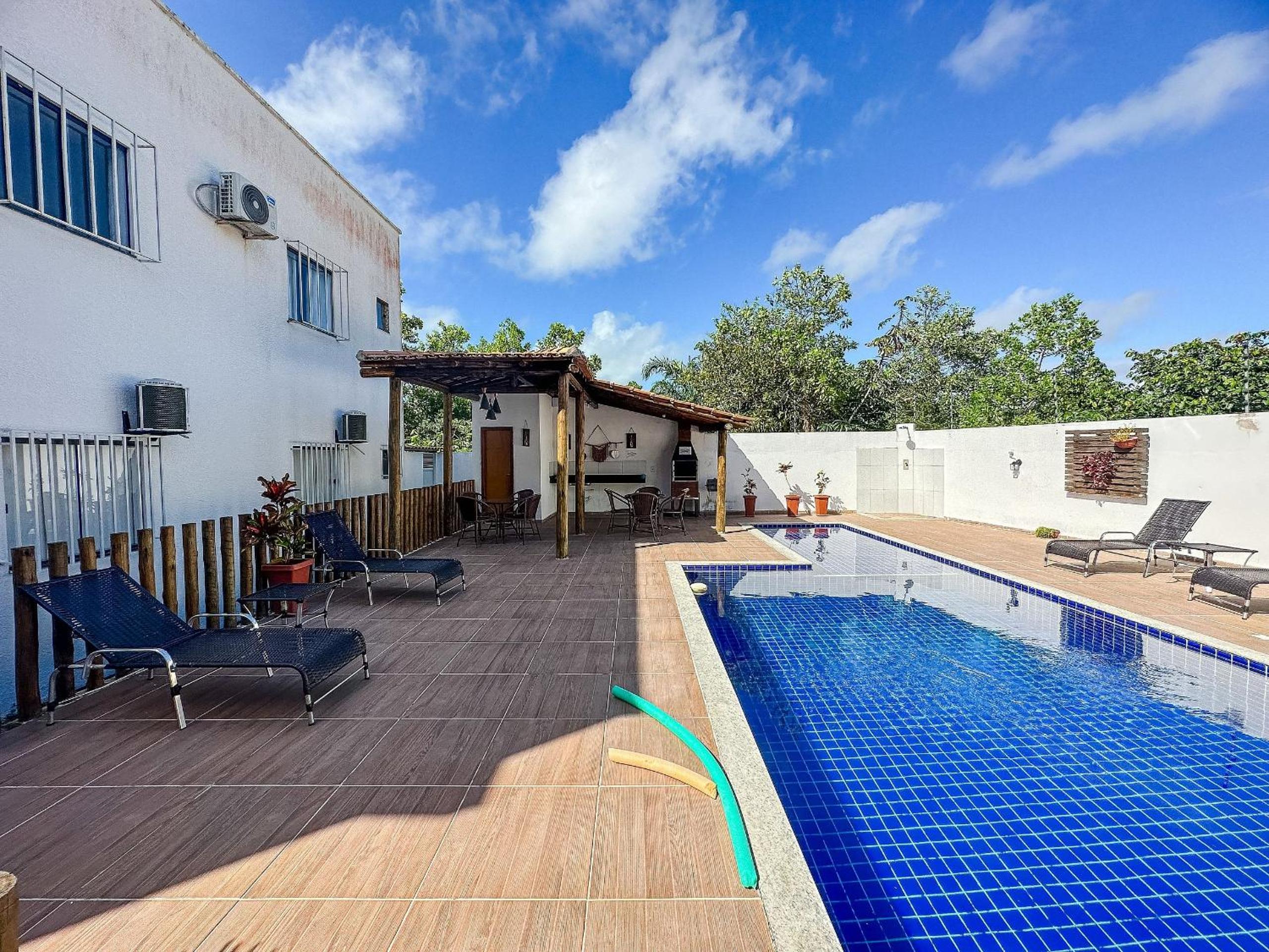 Apê pavimento superior com 3 quartos com ar condicionado, varanda e suite com vista para a piscina e internet privativa, a poucos metros da Praia de Tapera