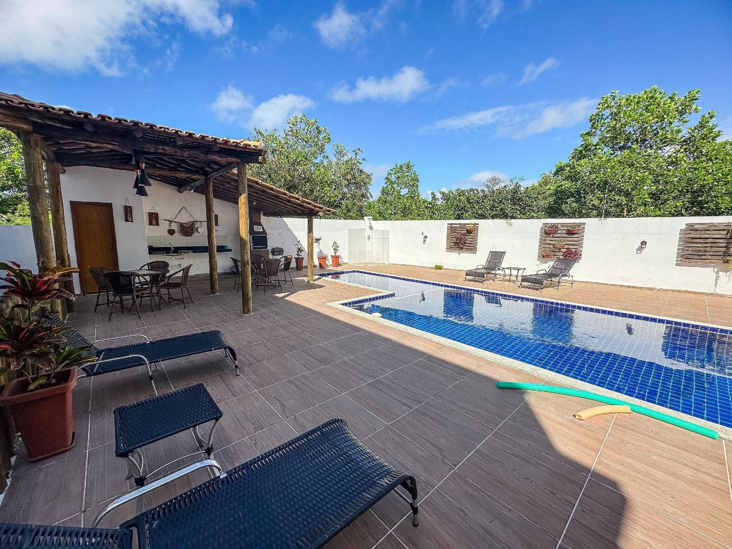 Apê pavimento superior com 3 quartos com ar condicionado, varanda e suite com vista para a piscina e internet privativa, a poucos metros da Praia de Tapera