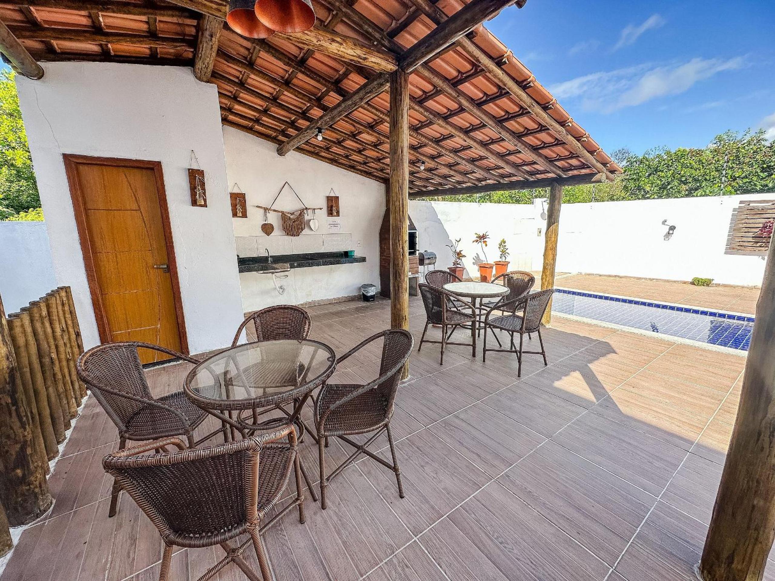 Apê pavimento superior com 3 quartos com ar condicionado, varanda e suite com vista para a piscina e internet privativa, a poucos metros da Praia de Tapera