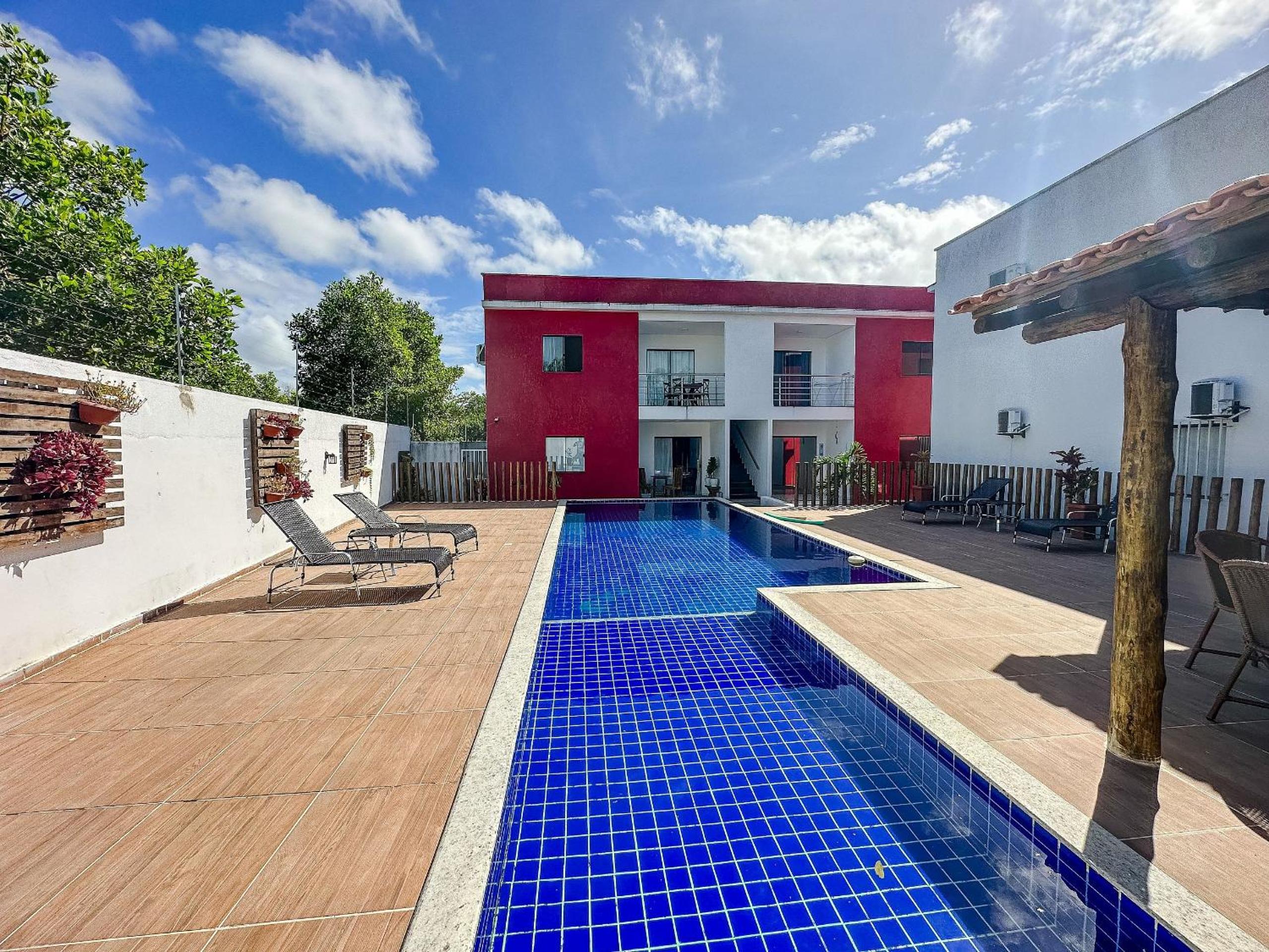 Apê pavimento superior com 3 quartos com ar condicionado, varanda e suite com vista para a piscina e internet privativa, a poucos metros da Praia de Tapera