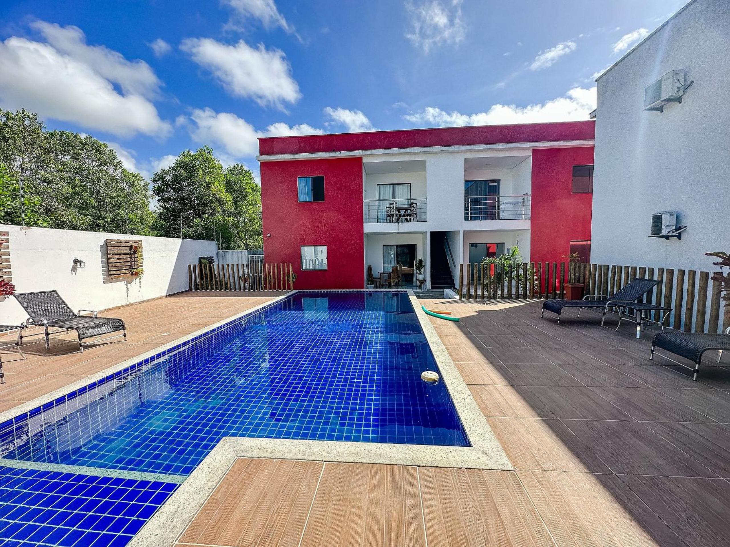 Apê pavimento superior com 3 quartos com ar condicionado, varanda e suite com vista para a piscina e internet privativa, a poucos metros da Praia de Tapera