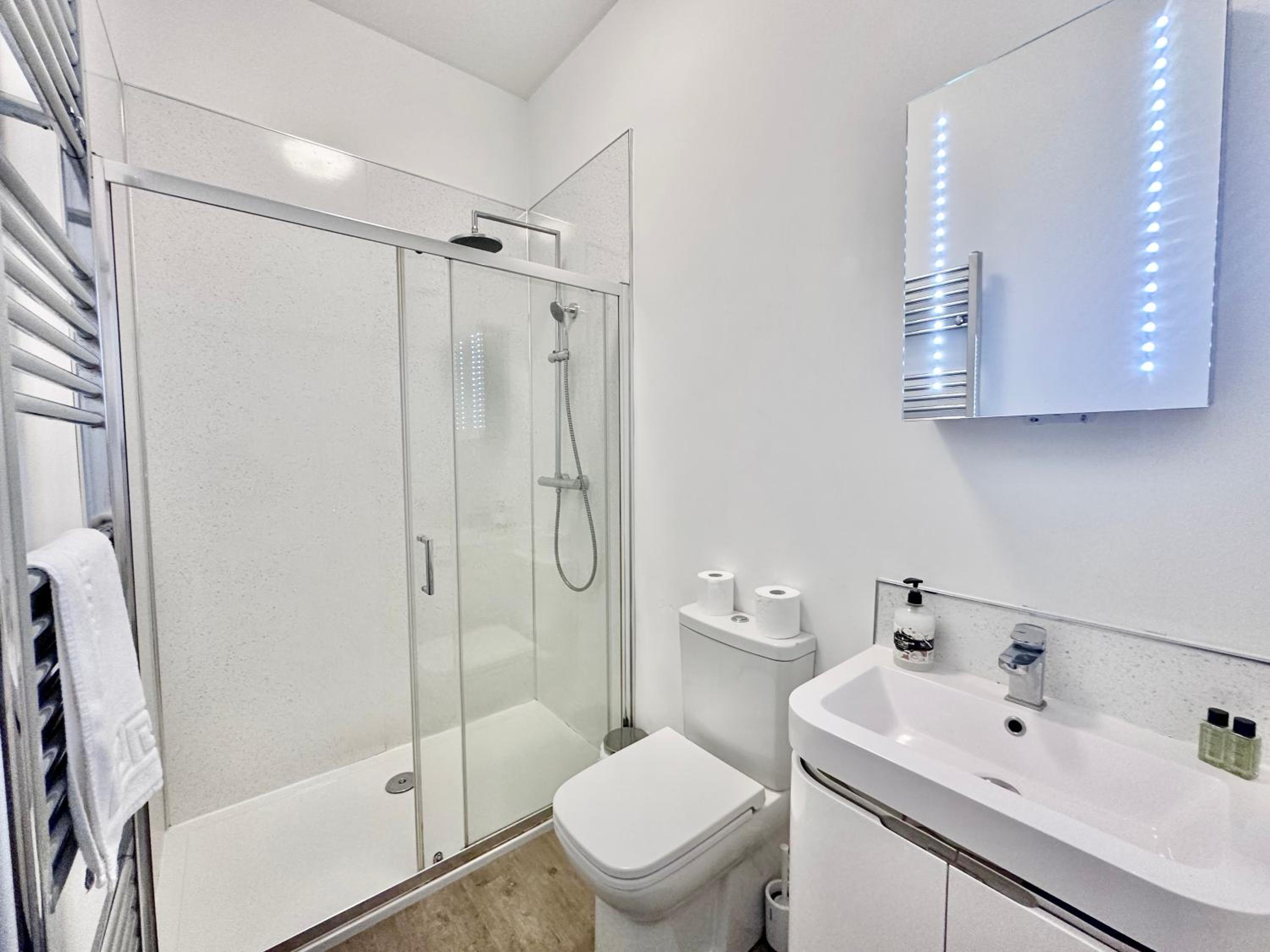 Clifford's Reach at Bluebridge Court with Free Parking view 5