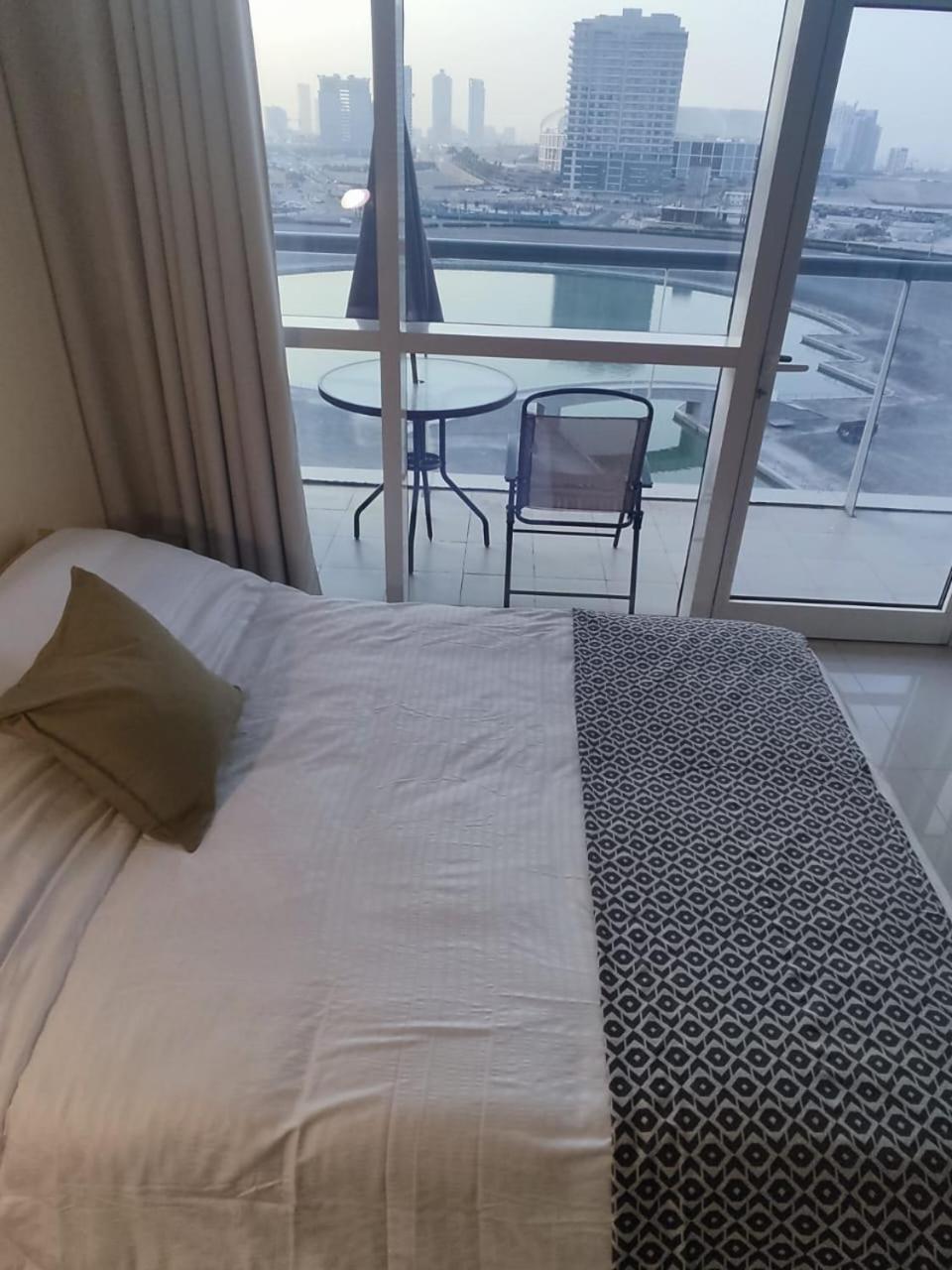 Studio in the heart of Sports City -great view & amenities!