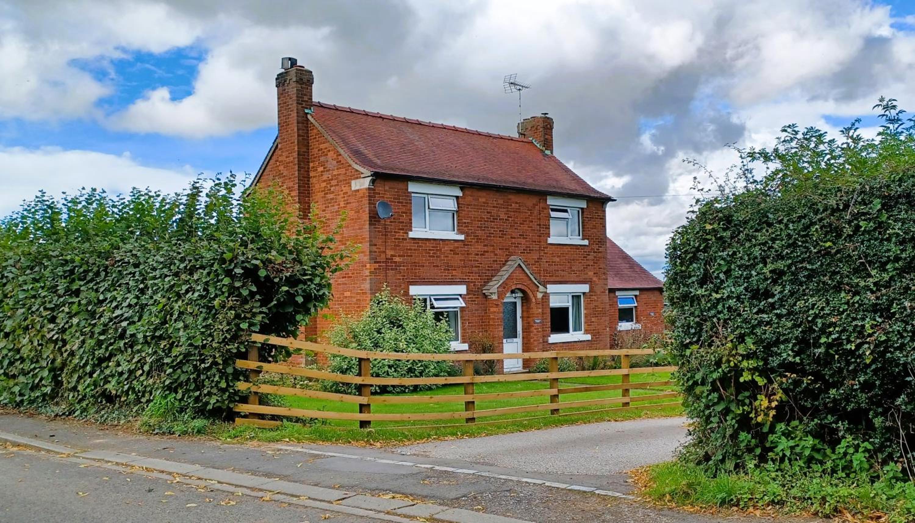 Little Harries Cottage - surrounded by open fields view 4