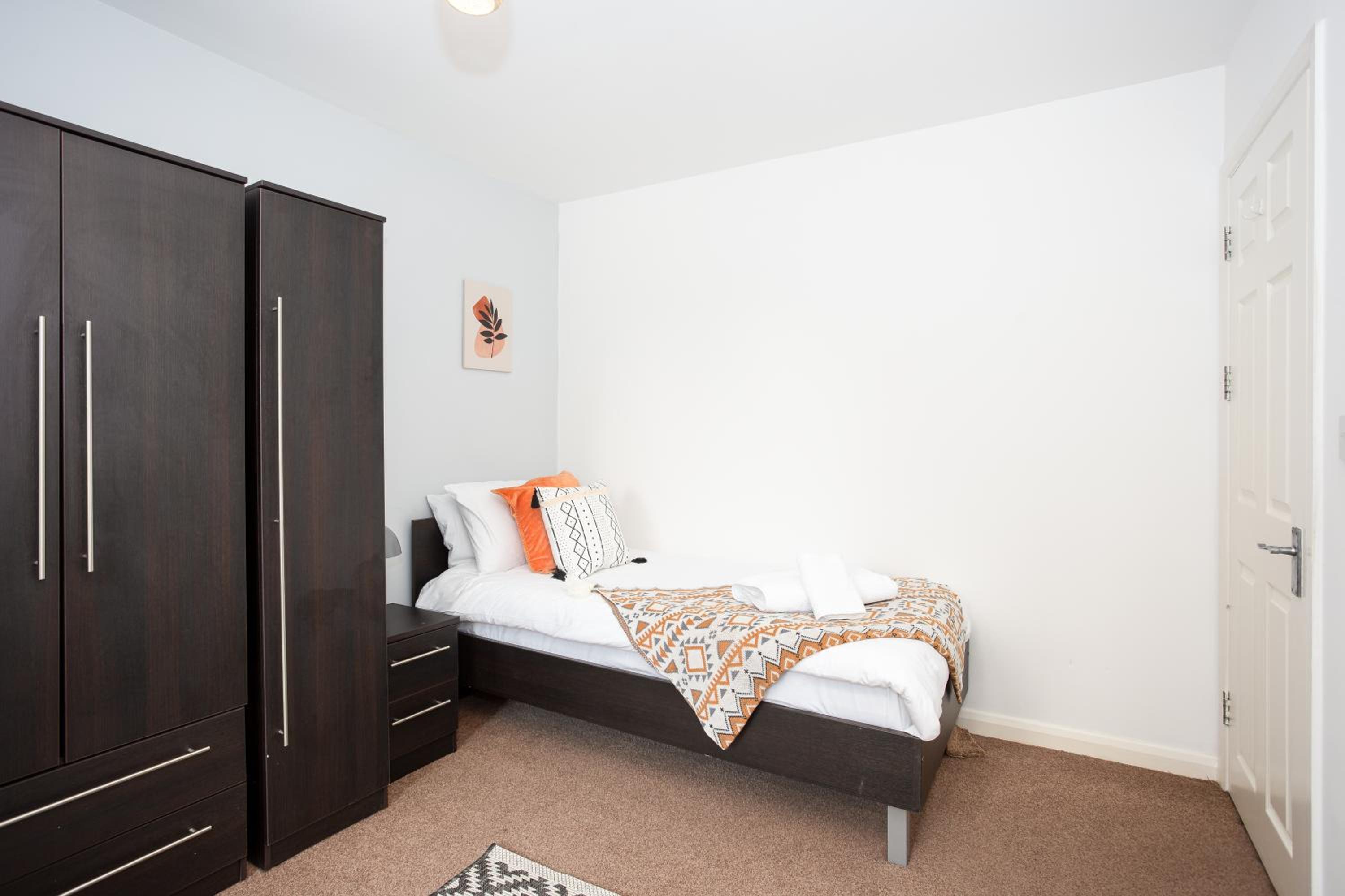 Southend Serenity 2-Bedroom Flat - Southend Stays view 5